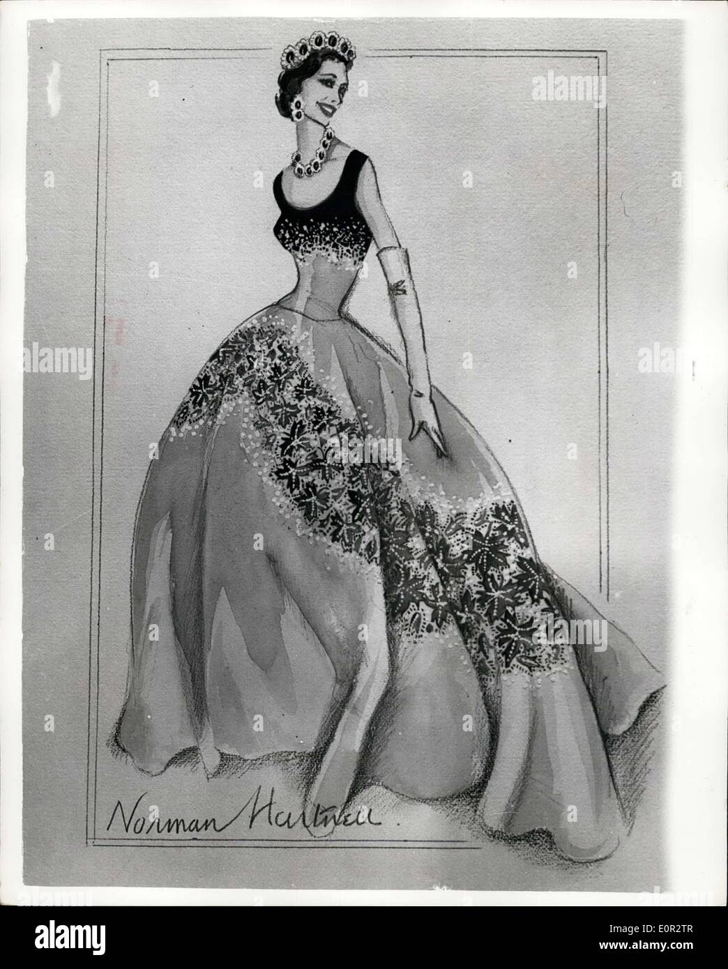 Ottobre 15, 1957 - Disegni del Queen's camici canadese - Con Foglia di acero Garland - Un Norman Harnell schizzo del pallido satin verde Foglia di acero sogni indossata da HM La Regina presso l ultima notte del banchetto di Stato in Ottava..drasticamente ridotti attraverso il mantello da hip a hem è una ghirlanda di foglie di acero..Ogni foglia verde è appliqued con emerlands e perle ..Miggled con l'emblema canadese è la rosa bianca di York in diamanti e perle. Foto Stock