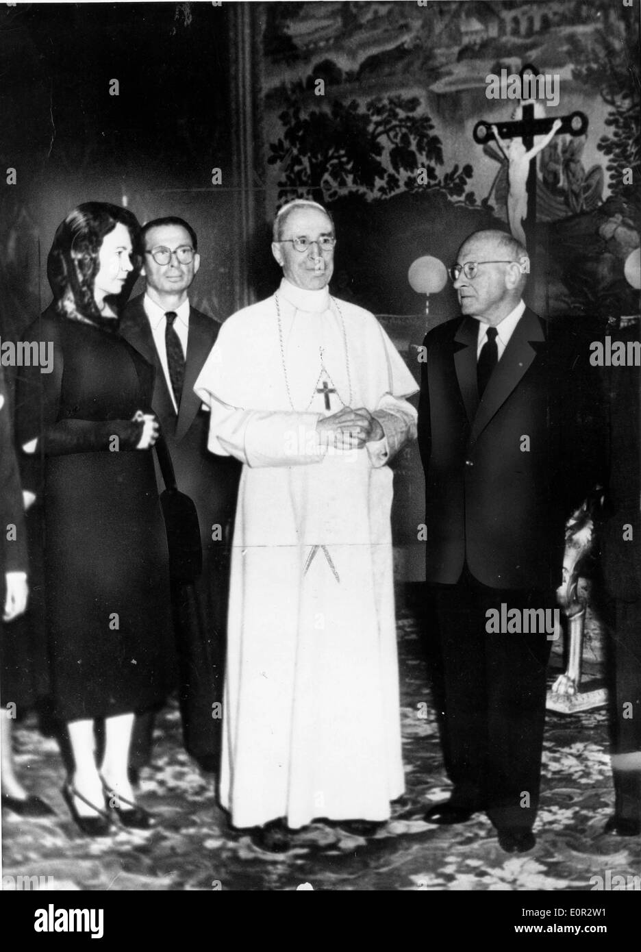 Papa Pio XII mostra gli ospiti intorno alla chiesa Foto Stock
