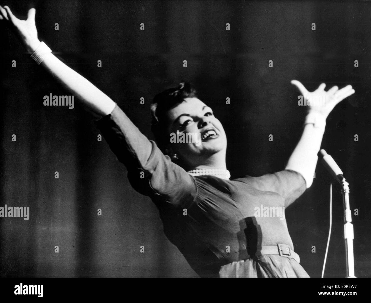 Cantante e attrice Judy Garland eccitato sul palco Foto Stock