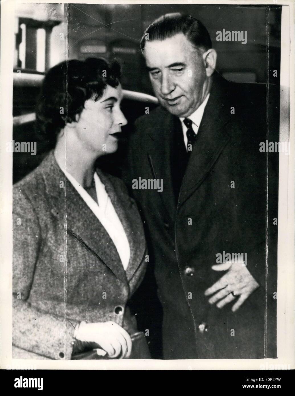 Nov. 01, 1957 - Chief Constable della Brighton rinviato su cauzione di nuovo: i tre Brighton ufficiali di polizia e una patente di guida locale che sono accusati di cospirazione erano tutti concessi bail dal banco di Brighton di magistrati di oggi. Cauzione per il Chief Constable è stata rinnovata nel suo recognizance di 250 e una fideiussione di sua figlia di 250. La foto mostra IL CHIEF CONSTABLE, il sig. Charles Ridge, lascia la sua casa di Brighton accompagnato da sua figlia Betty. Foto Stock
