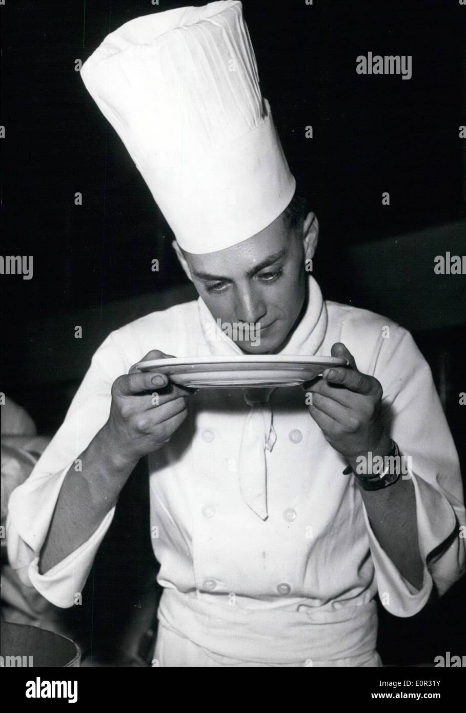 Nov. 11, 1957 - Introduzione in Francia la miglior cuoco apprendista.: diciassettenne Michael Borde di Ferte-Sous-Jouarre è il vincitore del premio annuale di miglior cuoco apprendista concorso organizzato a Parigi nella giornata di ieri La Borde famiglia itselfs è orgoglioso di aver realizzato un gran numero di famosi cuochi per intere generazioni. Mostra fotografica di Michael in azione. Foto Stock