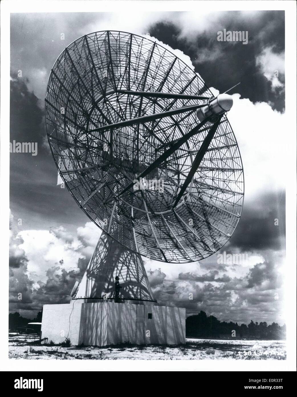 Gen 01, 1958 - STATI UNITI Air Force è di nuovo di tracking automatico di antenna di telemetria, designato TLM-18, torri superiore a sette piani in corrispondenza della sua posizione, Melbourne Florida. 60-piede web-come antenna, creduto per essere il più grande del suo tipo in esistenza, è uno dei cinque essendo costruito per la Air Force presso i siti lungo il 5.000 miglia intervallo di prova della Air Force Missile Test Center Caps Canaveral, Florida. L'apparecchiatura sarà utilizzata per tenere traccia dei missili balistici, e coprirà tutta la gamma con una moderata quantità di sovrapposizione tra l'installazione di antenna Foto Stock