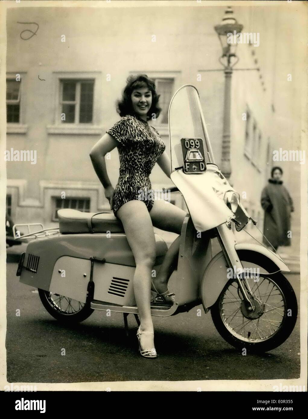 Gen 01, 1958 - Tre miglia per un penny - Su New British Motor Scooter: mostrato alla stampa per la prima volta la giornata di oggi è stata la ''Pippini'' nuovo tutti British motor scooter che ha una velocità di crociera di 35-40 mph, con consumo di benzina che lavora fuori a tre miglia di un centesimo - con il traino verso l'alto. Equipaggiato con un 98 cc Villiers motore - il prezzo è a 115-10-0d. inc. l'acquisto imposta. ed è costruito da Industrie di mercurio, Birmingham. La foto mostra il diciannovenne Giulietta Alexander tenta di eseguire la ''Pippin'' - a Londra questo pomeriggio. Foto Stock