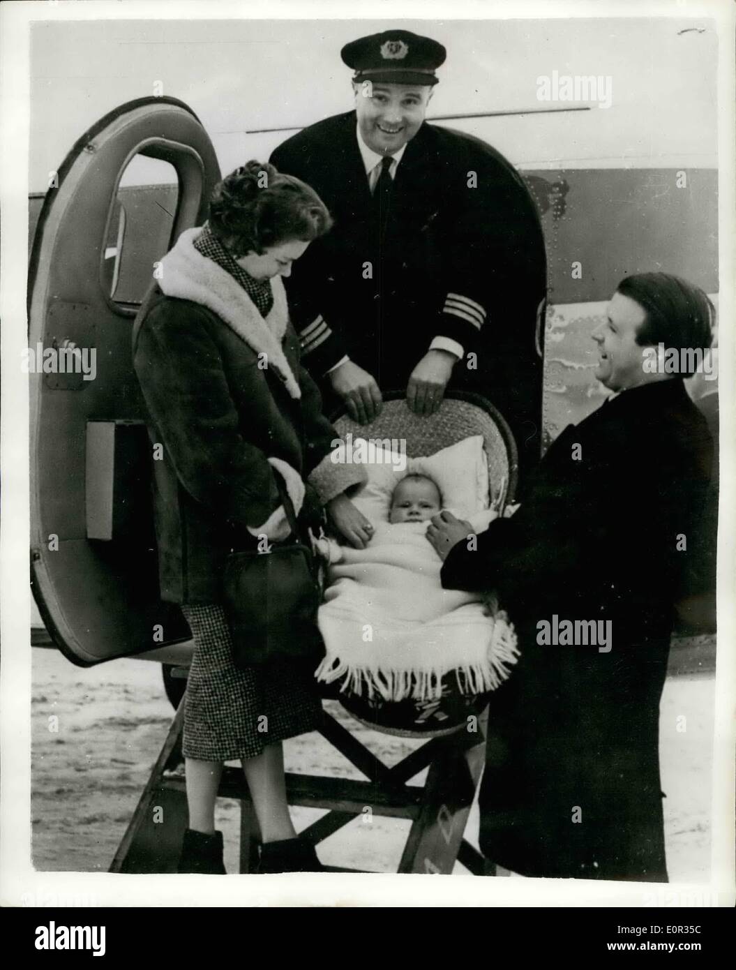 Gen 01, 1958 - molto importante-Baby vola al suo battesimo: Baby Jonathan De Ferranti travelle 200 miglia da Ar di ieri per il suo battesimo a Edimburgo Hedral cat. HMS-grande nonna è il Dowager contessa di Eglinton e winton (75) e a causa della sua età non poteva viaggiare a sud per il battesimo in modo che il bambino è volato a nord. Egli è il figlio di Mr.Basil de Ferranti direttore di 1.000.000 di società elettriche. Egli è di tre mesi - e il nome completo è Jonathan Chrsther vinoent ziani deferenti ed è un antenato di un Doge di Venezia Foto Stock