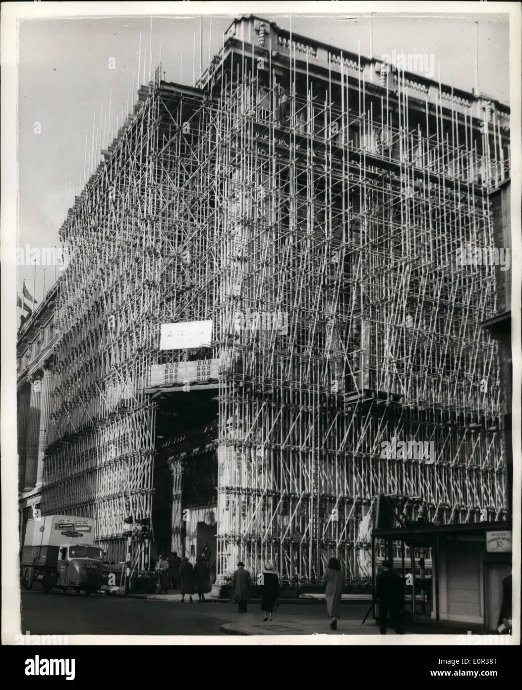 Nov. 11, 1957 - Londra più famoso negozio sotto la riparazione. Selfridges coperti con i ponteggi. La foto mostra una vista inusuale a Londra più famoso grande magazzino Selfridges in Oxford Street completamente ricoperto con un ponteggio durante i lavori di riparazione ora vi ma è come al solito. Foto Stock