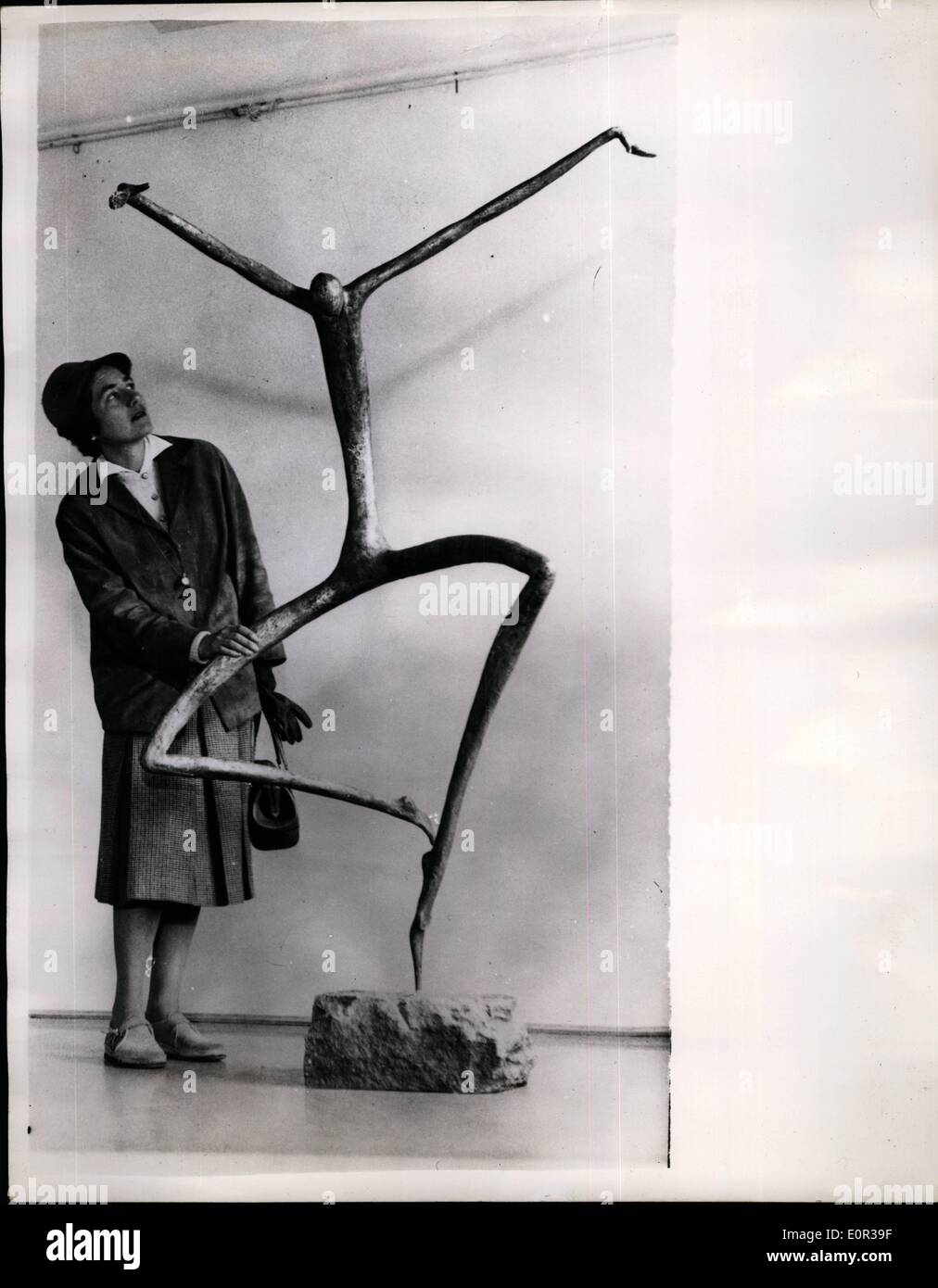 Nov. 11, 1957 - mostra di scultura svizzero di Monaco di Baviera; una mostra di opere di Swiss Scupltress Marguerite Danuesser è Foto Stock