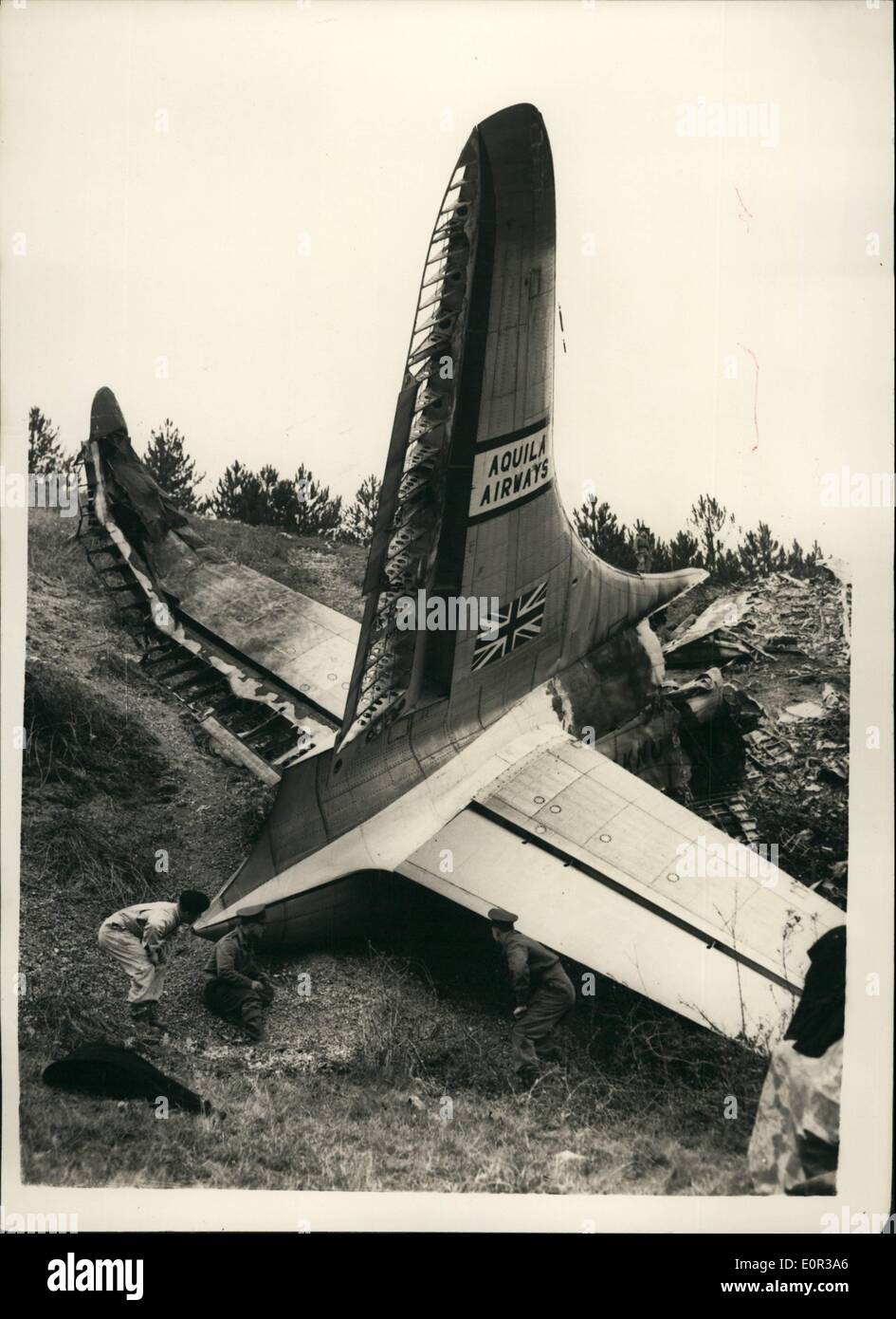 Nov. 11, 1957 - Quaranta tre muoiono in Flying Boat Crash. La Til Unità: Quaranta tre membri dei passeggeri ed equipaggio hanno perso la vita quando un Aquila Airways Flying Boat si è schiantato sul fianco di una collina a Calbourne, Isle of Wight oggi. La foto mostra: Vista del quasi intatto unità di coda - che è stato strappato dal resto del velivolo in Calbourne, L.O.W. Foto Stock