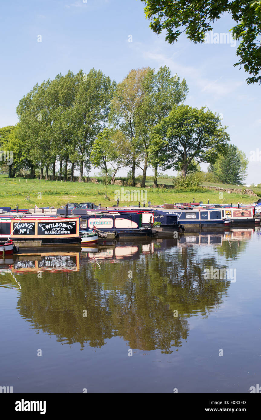 Canal strette barche ormeggiate sul Leeds e Liverpool canal vicino Barnoldswick marina, Lancashire, Regno Unito Foto Stock