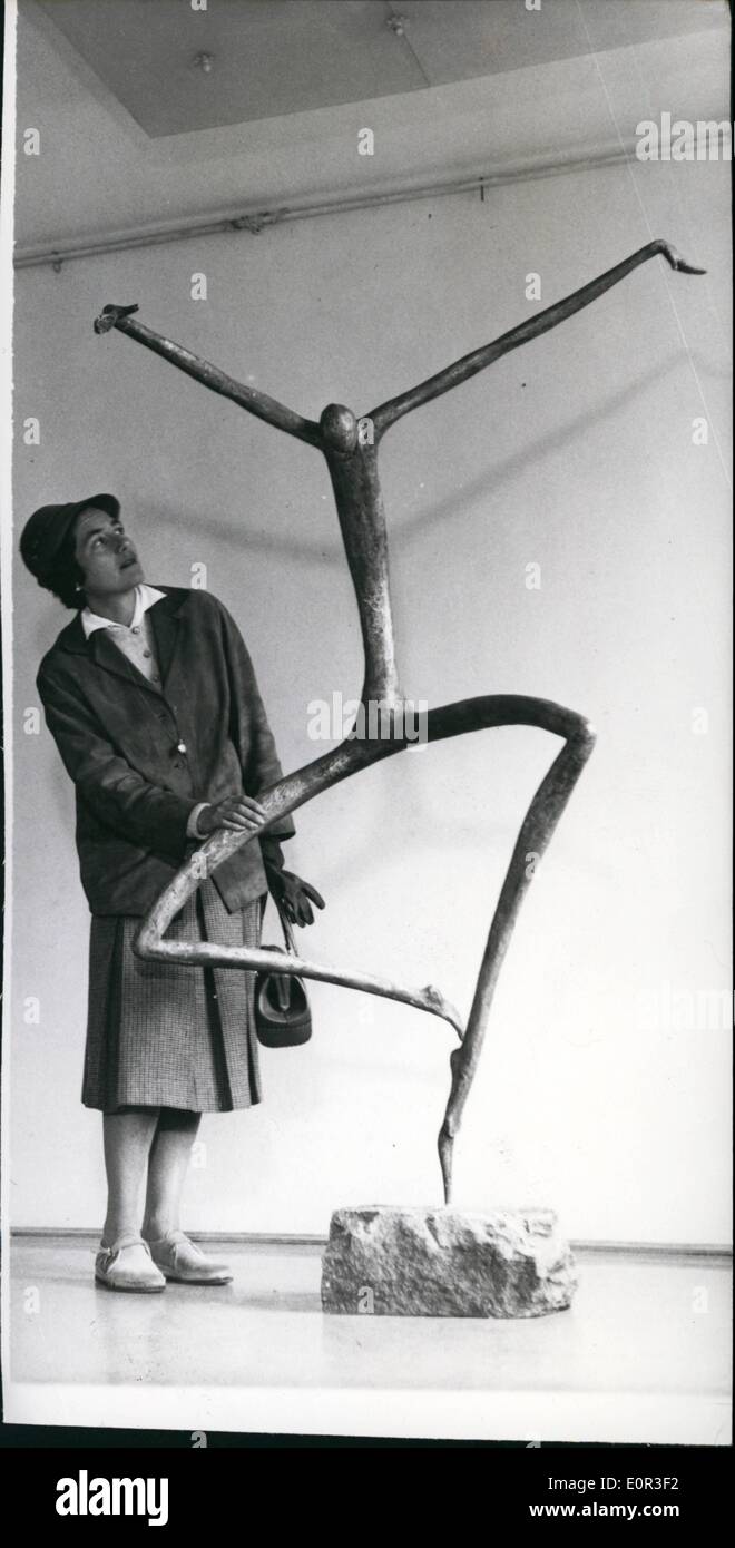 Nov. 11, 1957 - Marguerite Saegesser - Fiera di Monaco di Baviera: Per la prima volta sono pezzi della scultrice svizzera Marguerite Saegesser esposti in Germania - presso la Galerie Wolfgang Gurlitt dal 14 novembre fino al 10 dicembre 1957. L'artista nato a Berna nel 1922 prima fatta conoscenza con il lavoro di un muratore prima ha iniziato i suoi studi con il noto scultore Milo Martin di Losanna Foto Stock