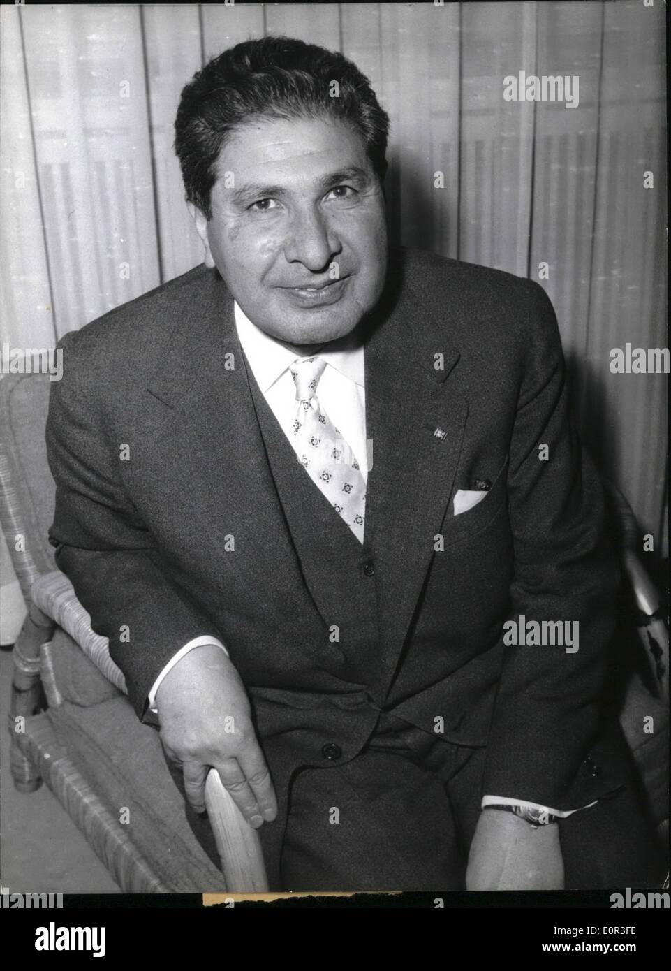 Nov. 11, 1957 - i membri del gabinetto iraniano interrotto il loro tour in Germania a Duesseldorf. La foto mostra il ministro iraniano di istruzione dott.ssa Mahmoud Mehran. Foto Stock