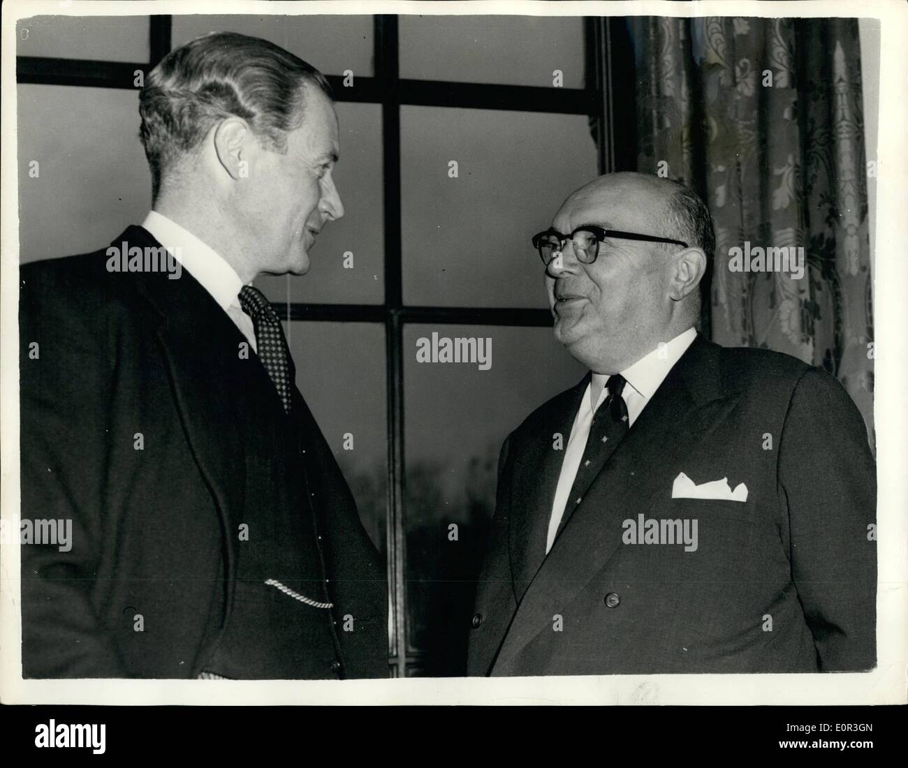Nov. 11, 1957 - Seeretary generale della N.A.T.O. In London M. Spaak colloqui con il sig. Duncan Sandys: M. Paul Henri scintilla il nuovo segretario generale della N.A.T.O. chi è a Londra per colloqui con il Sig. Macmillan e altri ministri britannici in preparazione della prossima riunione della NATO - ha visitato questo pomeriggio il Ministero della Difesa. La foto mostra: M. Spaak a parlare con il sig. Duncan Sandy i Ministri della difesa - questo pomeriggio. Foto Stock