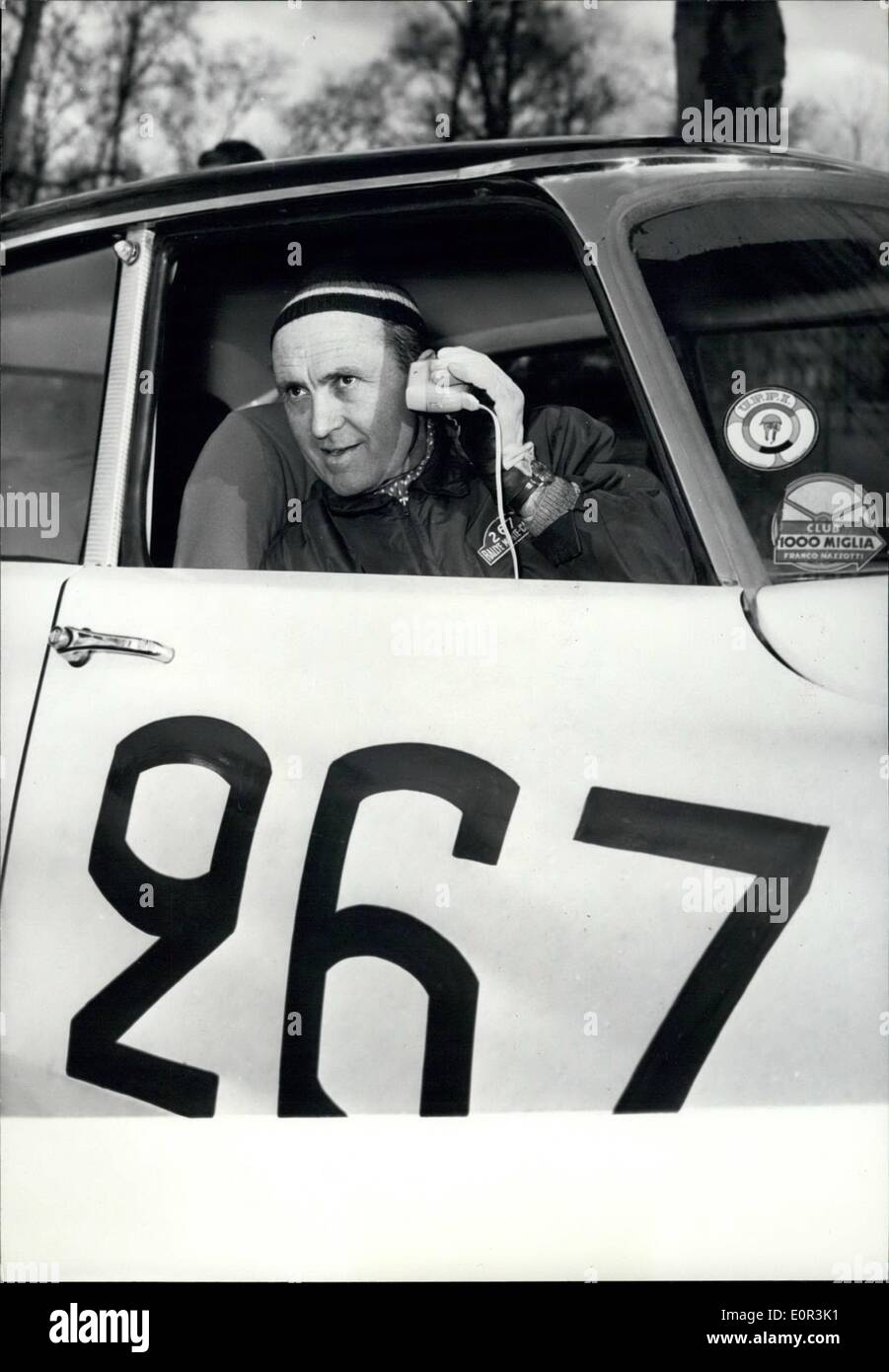 Gen 01, 1958 - il Rally di Monte Carlo OPS: Louis Chiron, il famoso racer, rade con un rasoio elettrico a pochi minuti prima della Foto Stock