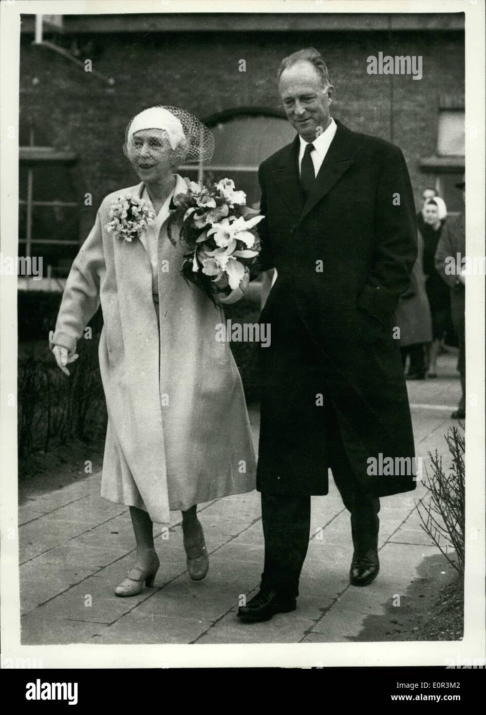 Gen 01, 1958 - Ex-King Leopoldo e sua madre frequentare inaugurazione del monumento al fine di Re Alberto dei belgi.. Queen Elizabeth la regina madre e suo figlio ex-Re Leopoldo - ha partecipato alla cerimonia per la consegna Melsbrook, Belgio - di inaugurare il nuovo memoriale al fine di Re Alberto.. Keystone Mostra fotografica di:- Ex-King Leopoldo e sua madre la regina Elisabetta - durante la cerimonia di premiazione. Foto Stock