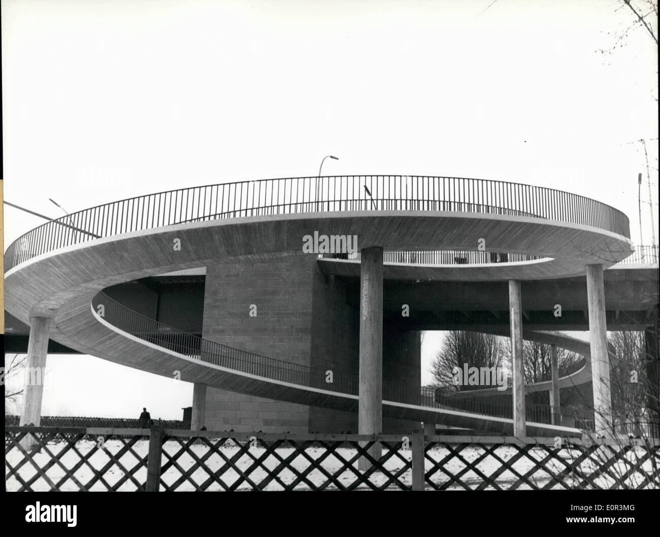 Gen 01, 1958 - I pedoni di Dusseldorf stanno raggiungendo il nuovo ponte sul Reno solo in linea a spirale, perché i costruttori non utilizzare ben noto scale, esse sono state costruendo il pedone di scale in forma di curve eleganti raggiungendo per il nuovo nord-ponte. Foto Stock