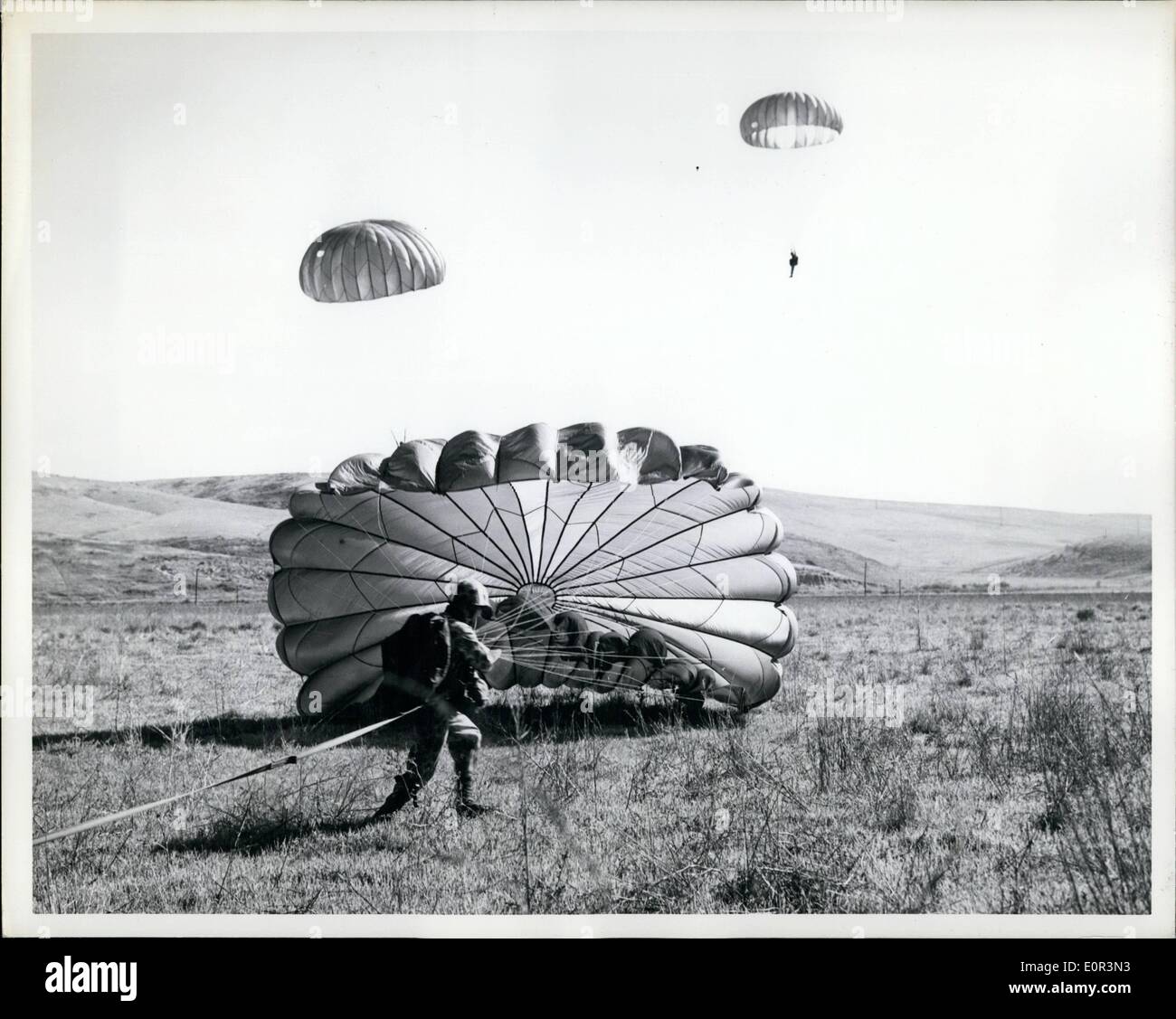 Gen 01, 1958 - ''La nuova razza'': nessun kotion è colato come Leatherneck, esploratori sbarazzarsi del paracadute e vai a. L'azione. Ogni uomo nel team ha compiti specifici tp eseguire in brevi minuti prima che gli elicotteri apparire all'orizzonte. Foto Stock