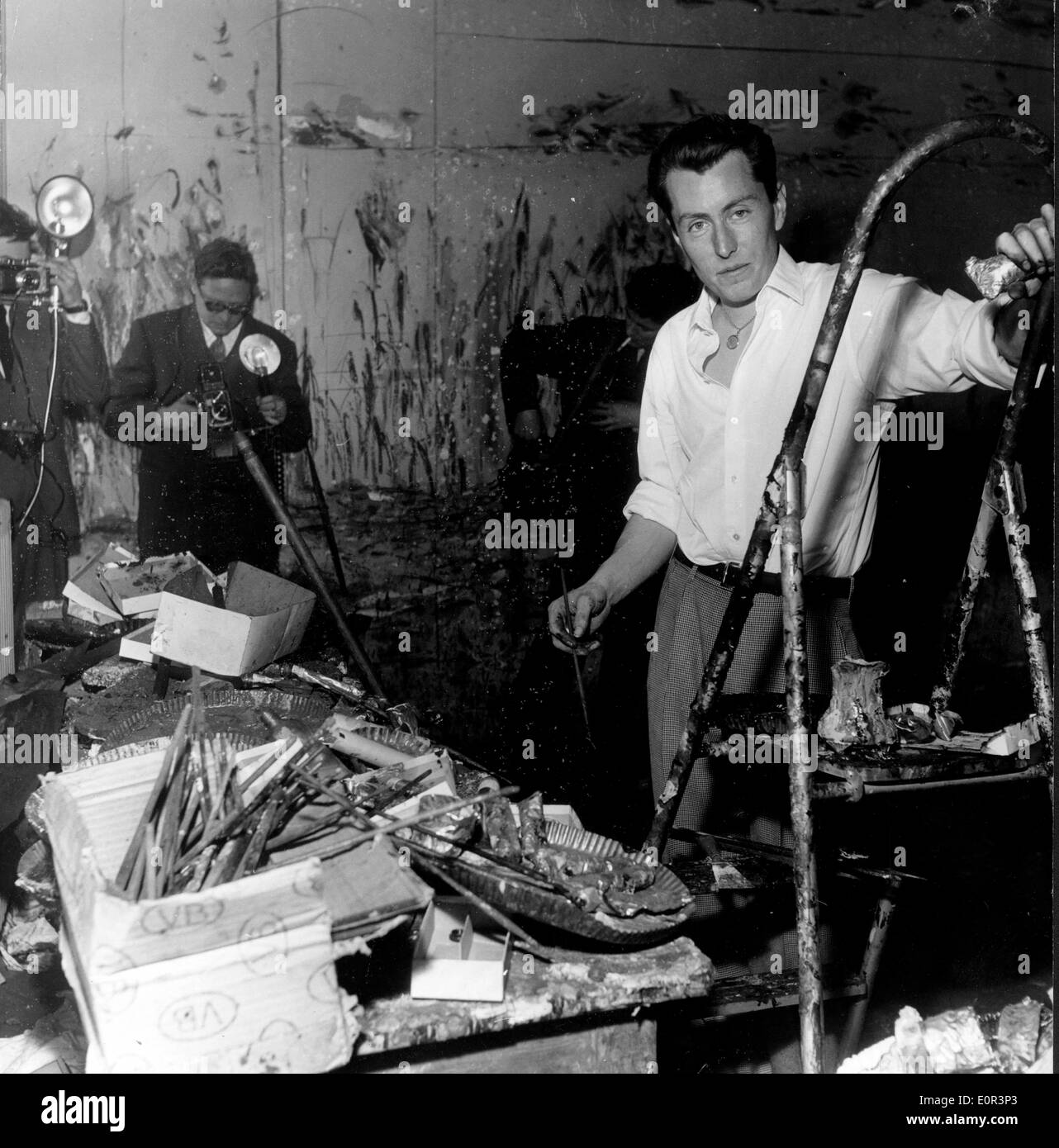 Bernard Buffet al lavoro nel suo studio Foto Stock