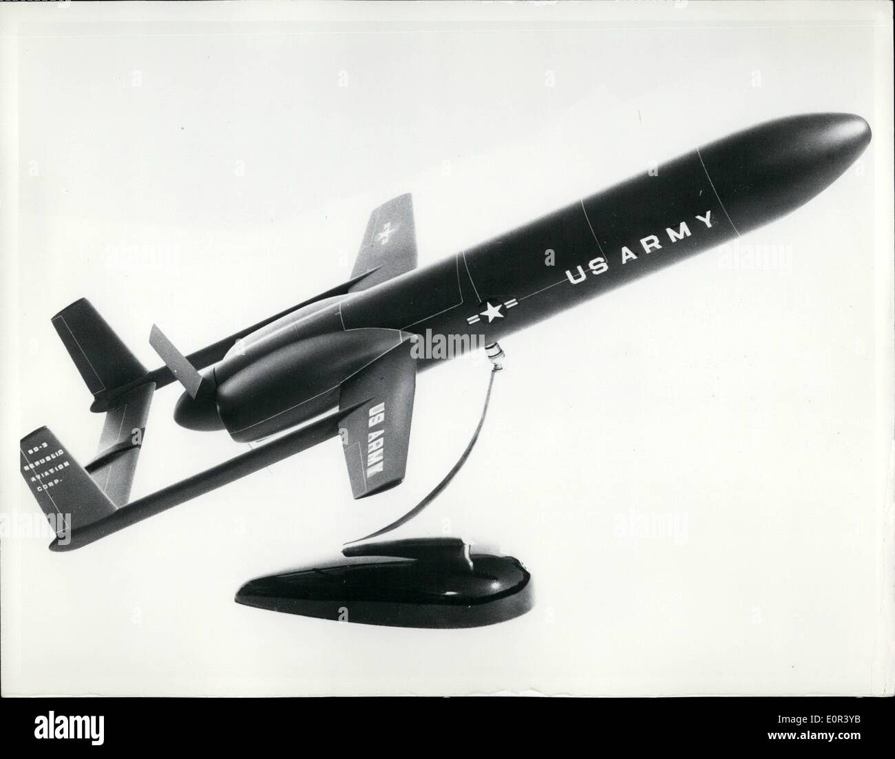 Nov. 11, 1957 - un modello dell'Esercito USA la nuova repubblica SD-3 drone di sorveglianza di rivelare i dettagli della configurazione esterna. Il Drone utilizza un sistema avanzato di Sorveglianza dispositivi sensoriali naso intercambiabile unità consentono commutazione rapida da una sorveglianza dispositivo sensoriale metodo per un altro, un sistema meteo il drone di sorveglianza è di lunghezza zero, lanciato utilizzando JATO (Jet assisted take-off) ed è recuperabile Foto Stock