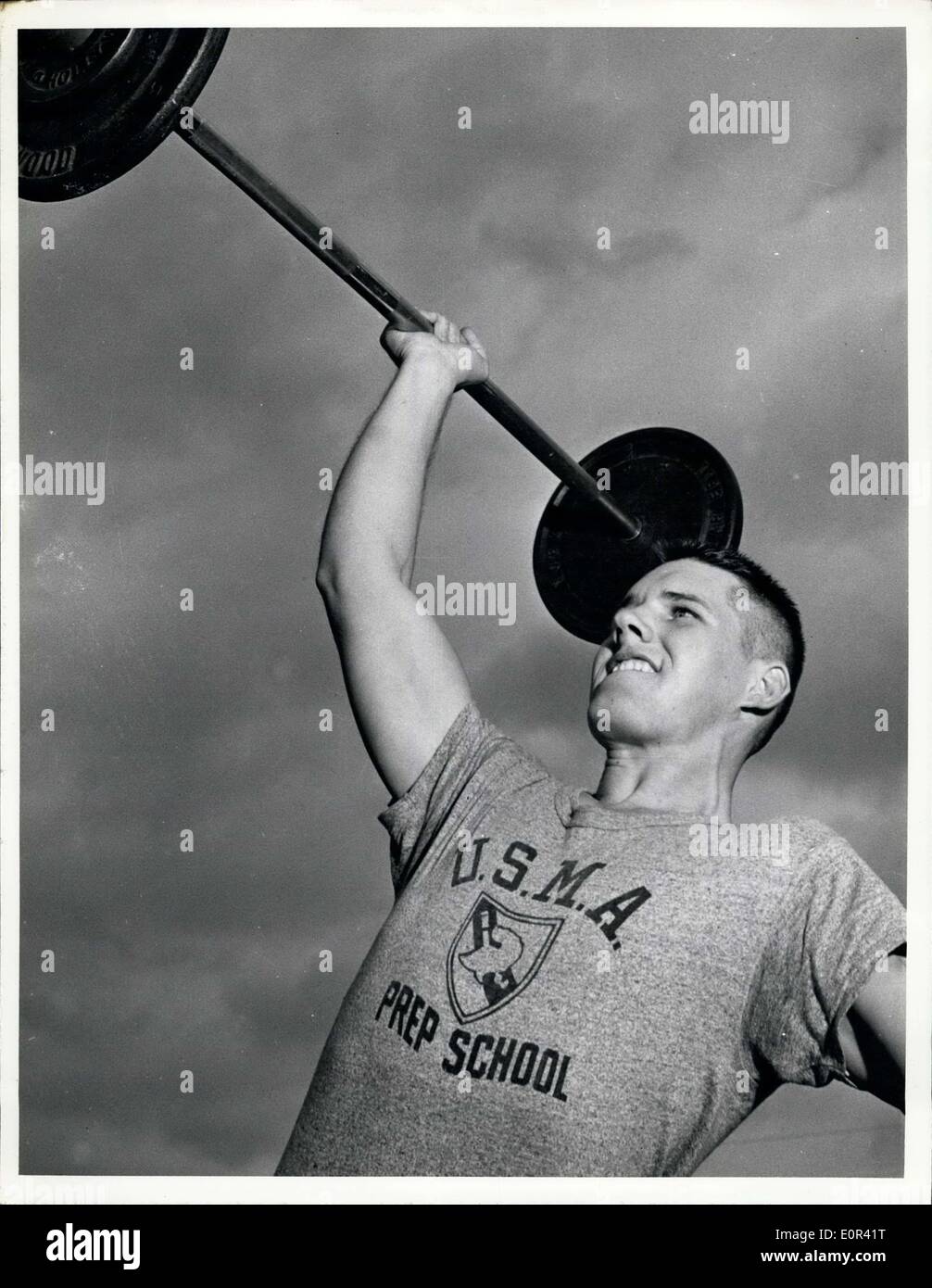 Nov. 25, 1957 - West Point Prep: Cadet Raymond candidato A. Shapek, Ferndale, Michigan, funziona con pesi come parte del suo addestramento fisico presso l'U.S. Accademia militare scuola preparatoria, Porto Belvoir, Virginia. Shapek ha l' obiettivo di U.S. Air Force Academy. Foto Stock