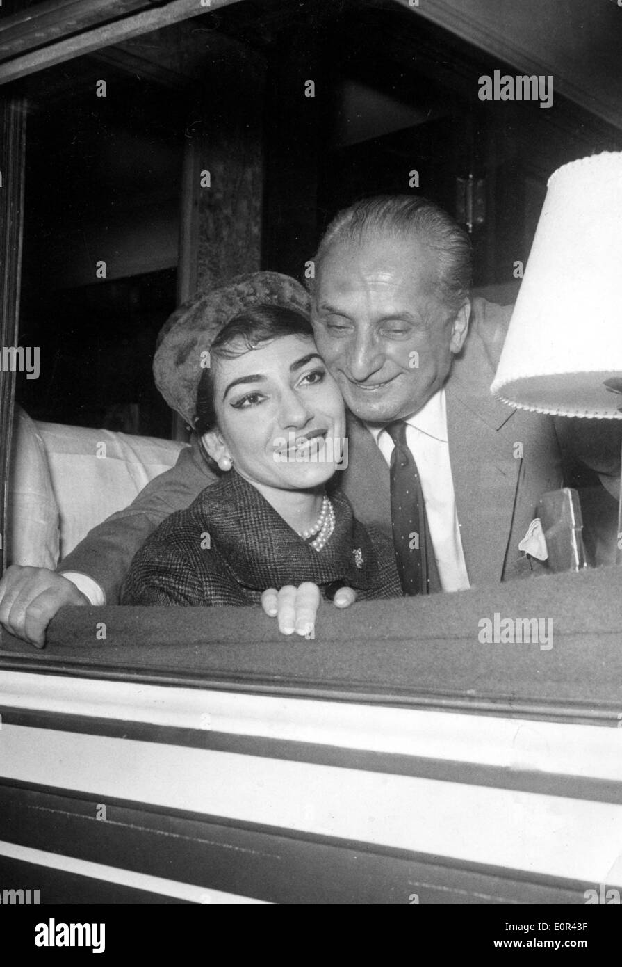 Maria Callas e Battista Meneghini su un treno Foto Stock