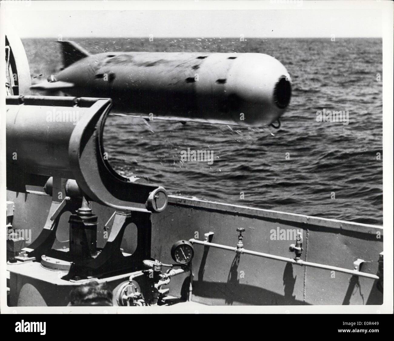 Gen 15, 1958 - lasciando il suo programma di avvio, la marina di ultima acustico-homing torpedo, il Mk 32, inizia la implacabile e unearing cercare il suo bersaglio. Attraverso la sua capacità di homing il siluro è in grado di rintracciare e lavandino qualsiasi tipo sommergibile. Un nuovo acustico-homing torpedo,l'MK 32, è stato sviluppato dal governo degli STATI UNITI Navy. In grado di rintracciare e affondamento sottomarini, il MK 32 è ora in uso con le unità di superficie della flotta Foto Stock