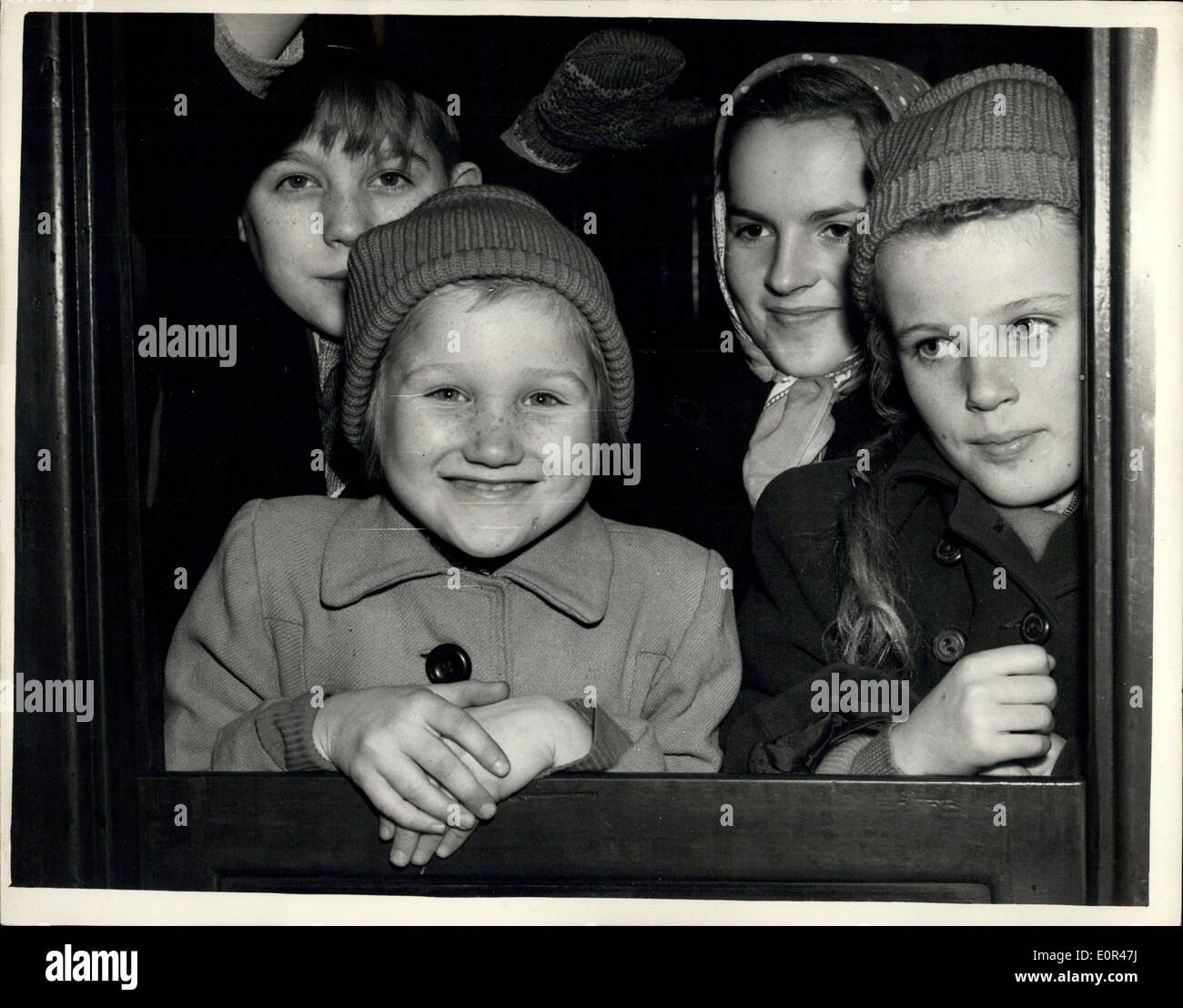 Dic. 02, 1957 - i bambini rifugiati provenienti dalla Germania in vacanza in Gran Bretagna: Un gruppo di venti-sei bambini profughi dal tedesco campi - Foto Stock