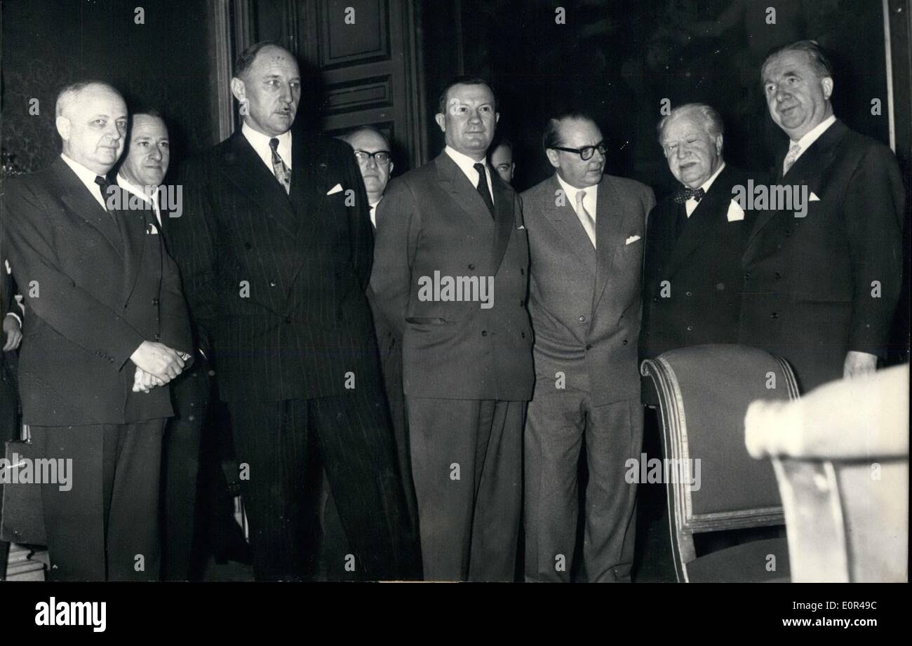Il 12 Dic. 1957 - da sinistra a destra: Francese Pineau, lun olandese, belga Larock, Tedesco von Brentano, Lussemburghese Beck e italiano di Pella. Marcel Carne film all'Elysee Palace Foto Stock