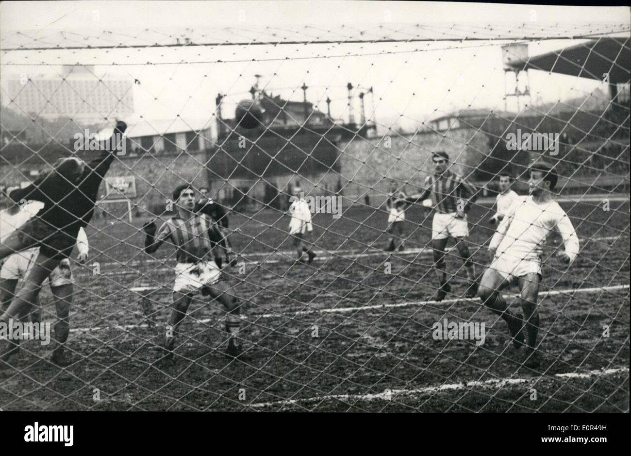 12 dicembre 1957 - Legia e Fenerbanche hanno disputato non Una partita Socoer Bot A Small Sacle War: Il tean polacco Legla ha giocato la sua seconda partita contro la squadra di Istanbul Fenerbaghoe. Il match che terminò 15 minuti prima dei tempi regolamentari risultò con gravi infortuni 5 Dlayers di Fenerbahce furono portati in ospedale. wheeas un giocatore polacco si è rotto il suo in. Il club Ietan era in vantaggio per 3-2, quando la squadra polacca uscì dal campo. Foto Stock