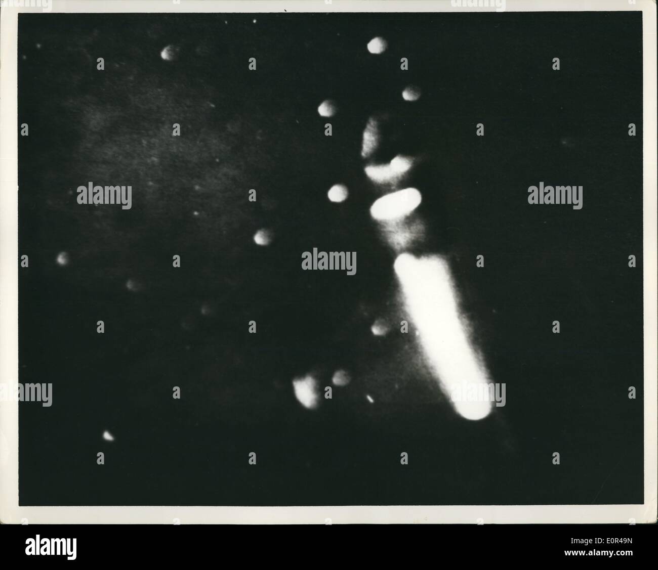 Il 12 Dic. 1957 - a forma di sigaro oggetto avvistato e fotografato da astronomo Ralph Nicholson di Patterson New Jersey. La foto è stata scattata il 12 dicembre 1957. Foto Stock