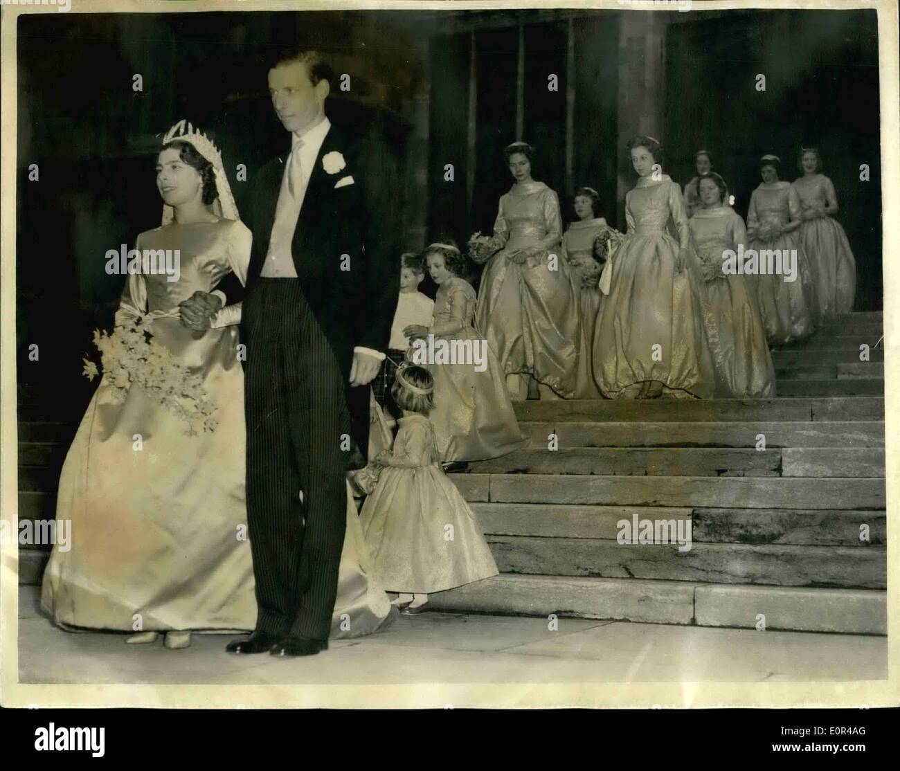 12 dicembre 1957 - il cugino della Regina sposa Windsor. Sposa e Sposo e partecipanti: Il matrimonio si è svolto questo pomeriggio nella Cappella di San Giorgio Windsor di Miss Anne Abel-Smith cugina della Regina - al Sig. David Liddell- Grainger. Le principesse Beatrice e Irene dei Paesi Bassi e la principessa Christine di Svezia erano tra le quattordici bridesmaid. Foto mostra che la sposa e lo sposo seguirono gli assistenti sposi - come hanno lasciato il el di San Giorgio dopo il matrimonio questo pomeriggio. Le Principesse tra gli assistenti. Foto Stock