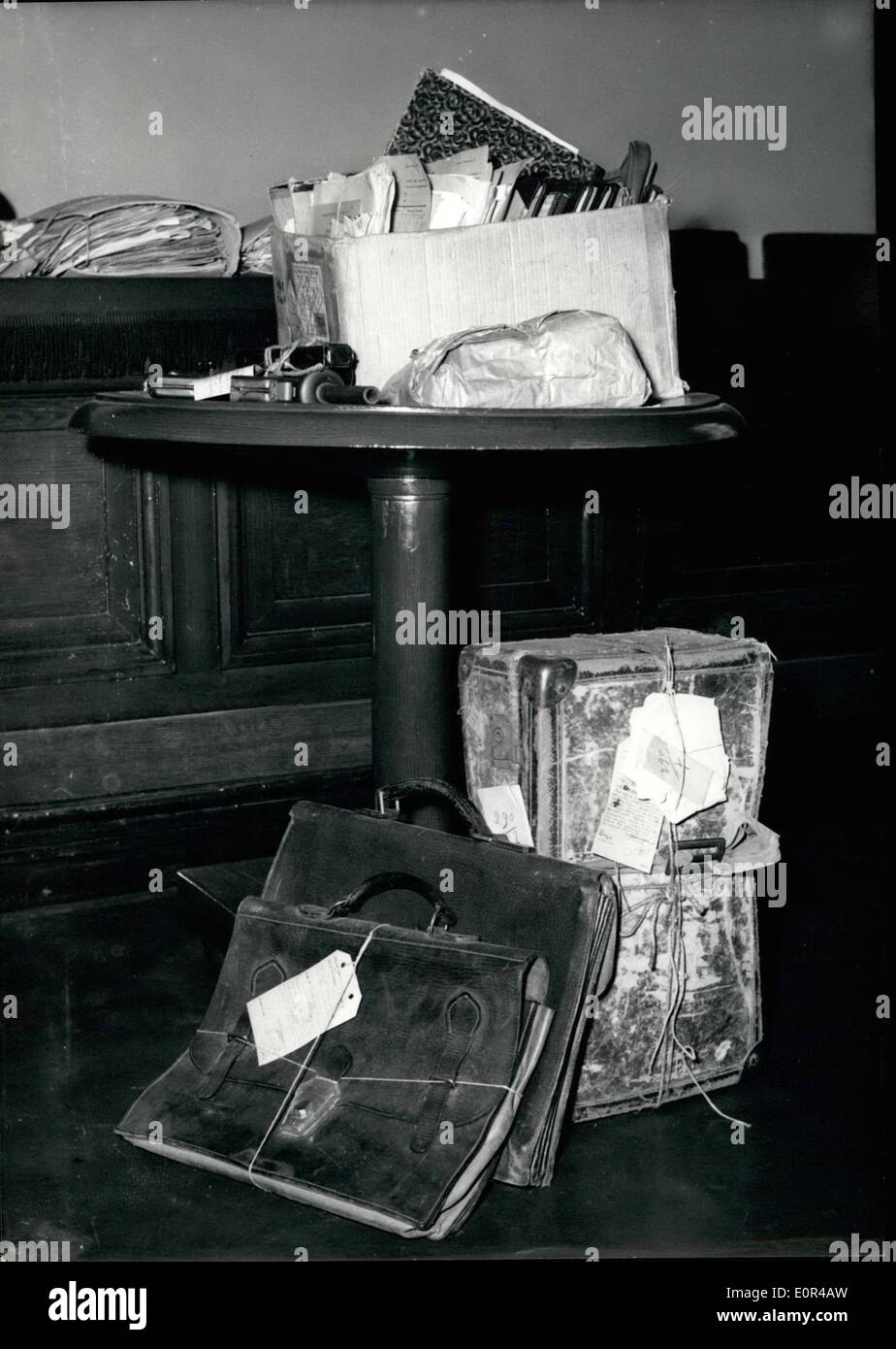 Il 12 Dic. 1957 - Francesco Bodeman provato per il duplice omicidio: Francesco Bodeman coinvolti nell'assassinio di due Paris trabesmen Louis Robinard e David Saban apparve prima la versailles assise questo pomeriggio. La foto mostra il materiale di prove nella sala di corte. Foto Stock