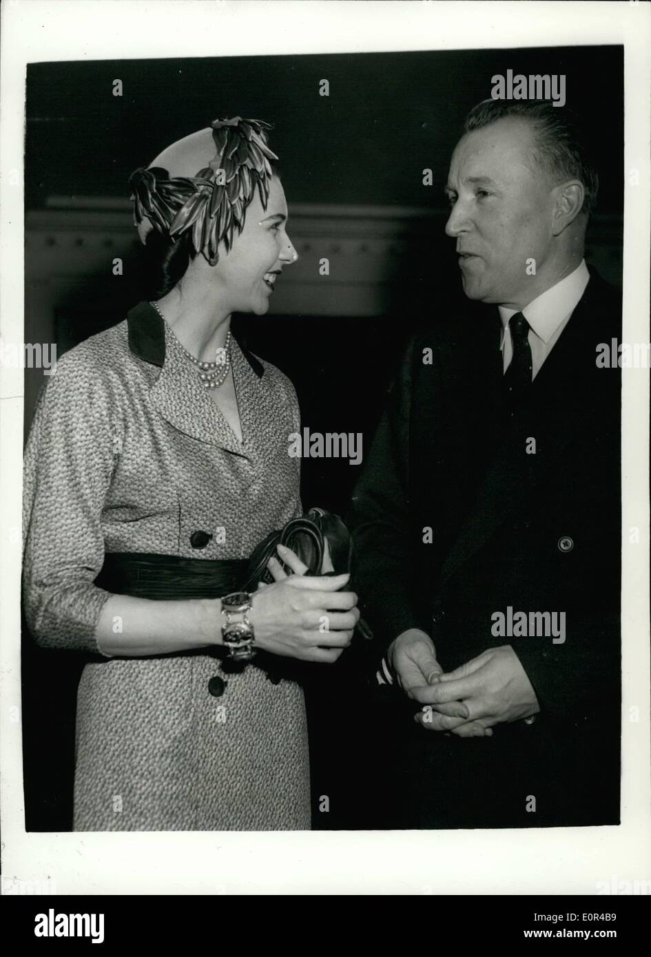 Gen 31, 1958 - 31-1-58 ambasciatore sovietico come ospite d'onore di Foyles pranzo letterario. La valutazione onore a Foyles pranzo letterario tenutosi presso il Dorchester Hotel di Park Lane questo pomeriggio è stato il sig. Jacob Malik l ambasciatore sovietico a Londra come un omaggio al quadro scientifico artistico e letterario conquiste dell'U.R.S.S. Keystone Foto Mostra: il sig. Jacob Malik a chiacchierare con Miss Beryl grigio la ballerina al pranzo di questo pomeriggio. Foto Stock