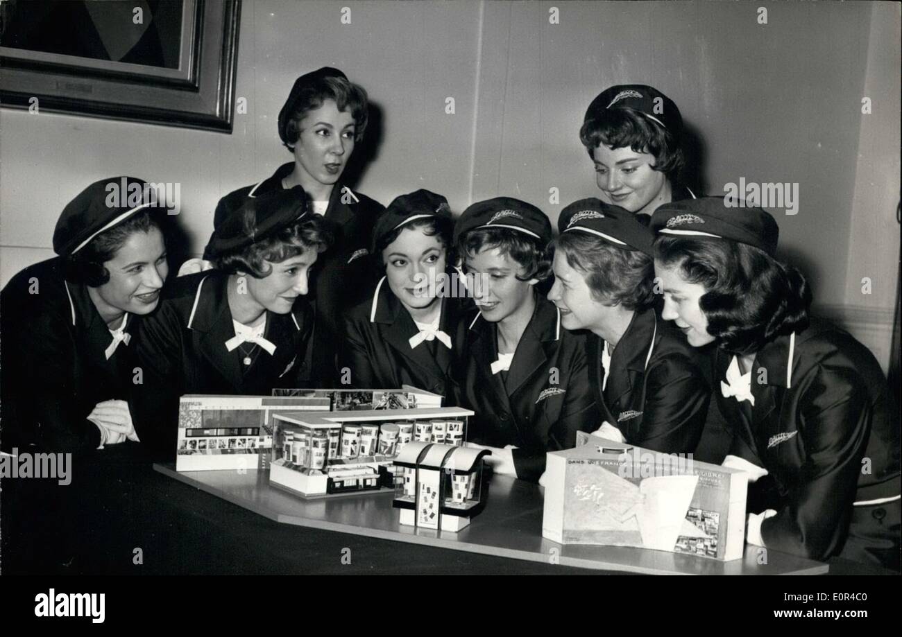 Febbraio 02, 1958 - otto francesi "Stampa hostess'' per Bruxelles fiera mondiale: otto donne francesi agirà come premere guide a Bruxelles fiera mondiale; il loro vestito è stato progettato da Balmain. La foto mostra Theeight hostess fotografato presso il ministero delle informazioni questo pomeriggio. Foto Stock