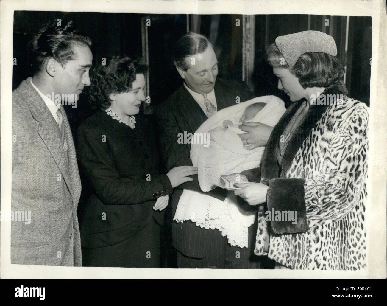 Febbraio 02, 1958 - Refugee baby battezzata, Anthony Greenwood p.f. Padrino tenendo il bambino: il Battesimo ha avuto luogo questa mattina a casa Rowfant, vicino a Crawley del neonato figlio nato alla sig.ra Julia Farkas uno degli undici ungherese stoways rifugiati provenienti dal Brasile che sono stati autorizzati a rimanere in questo paese. Il sig. Anthony Gracewood del lavoro p.f. che ha fatto così tanto lavoro per ottenere il permesso per la famiglia di rimanere qui è stato un padrino. La BUB è stato chiamato Richard Anthony Auste. (Dopo il sig. Gracewood e home Segretario Sig. Butler). La foto mostra il Signor Foto Stock