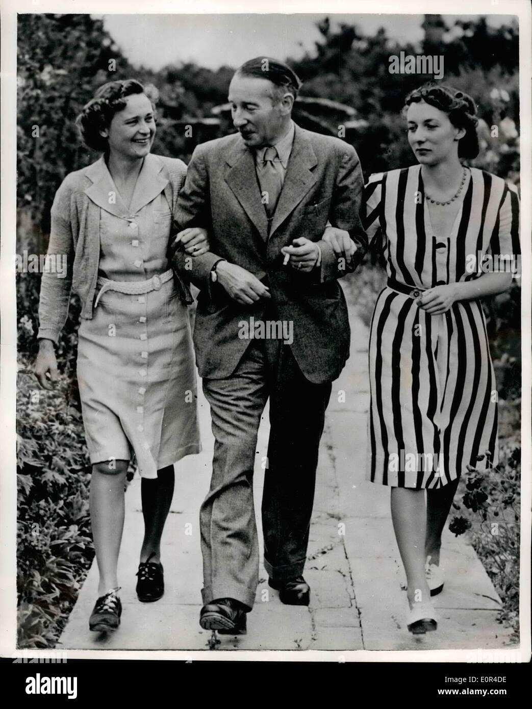 Febbraio 02, 1958 - il generale Franco offre medaglie al 1936 pilota Decoy aiutanti. Il generale Franco il dittatore spagnolo - ha offerto medaglie per il British le persone che hanno aiutato nel 1936 pilota decoy... Sono il capitano Charles Bebb una carta piano pilota di Carshalton... Grandi elevato Pollard (68) di Midhurst, Sussex; sua figlia Diana Pollard (ora la sig.ra Smythes di Oxford) e il suo amico Dorothy Watson... Essi tutti trevelled in una carta piano con Bebb come forma pilota Croydon per le isole Canarie per dare l'impressione di un turista britannico parte.. Foto Stock