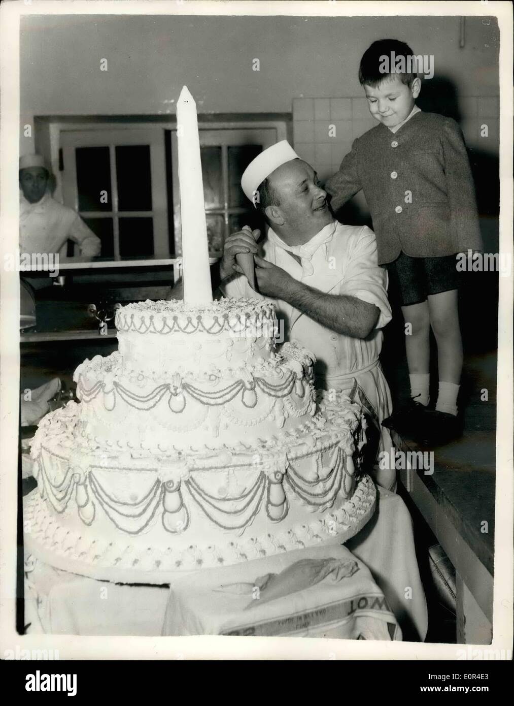 Febbraio 02, 1958 - Preparazione per la George Washington palla in Londra... i tocchi di rifinitura sono state messe alla 160 libbre American torta bianca - questa mattina - in preparazione per la palla che si svolge presso la struttura Claridge Hotel questa sera per celebrare il 276th anniversario della nascita di George Washington... La torta che è a tre livelli - è sormontato da una replica del Monumento di Washington - a Washington e a è 4 ft. alto... Essa è stata realizzata presso la Columbia degli officer di club, Lancaster Gate da Sgt. Pullin della American Air Force - e M. Emile Sukany il Club di testa Baker Foto Stock