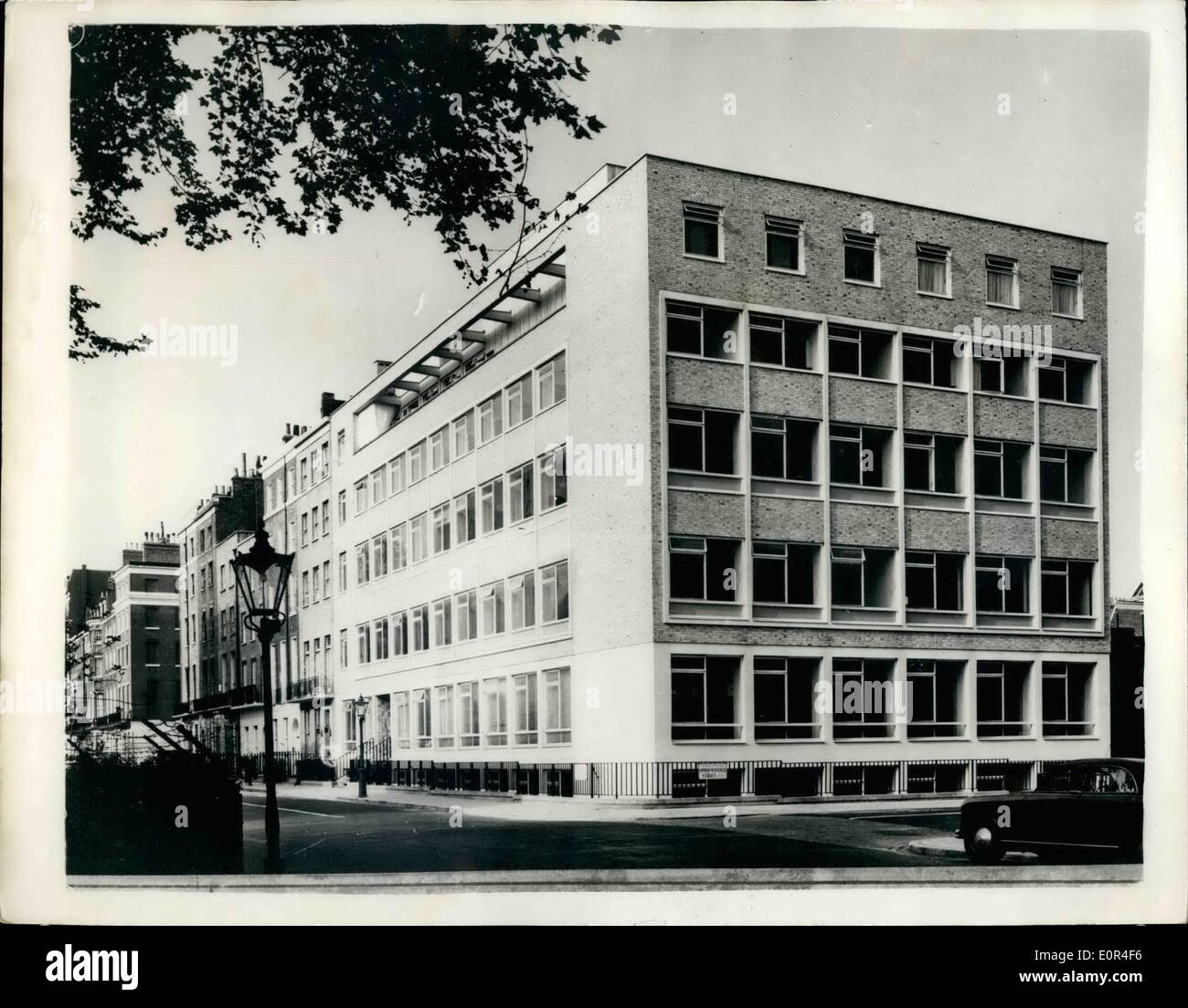 Il 12 Dic. 1957 - Nuovo ebrei College edificio pronto per l'apertura: un nuovo edificio-costruito per commemorare il centenario del Collegio di Java, è stato erecte in Montagu Place. Siamo a Londra. Il nuovo edificio a sei piani di alta e contiene tra gli altri appartamenti-operai e custodi appartamenti-a Squash clust; 17 studenti bed camere salotto-bagni-stanze comuni aule Synagogue-Coun cil Room-Library- sala da pranzo etc. La foto mostra esterno del nuovo edificio di sei piani di alta. Foto Stock