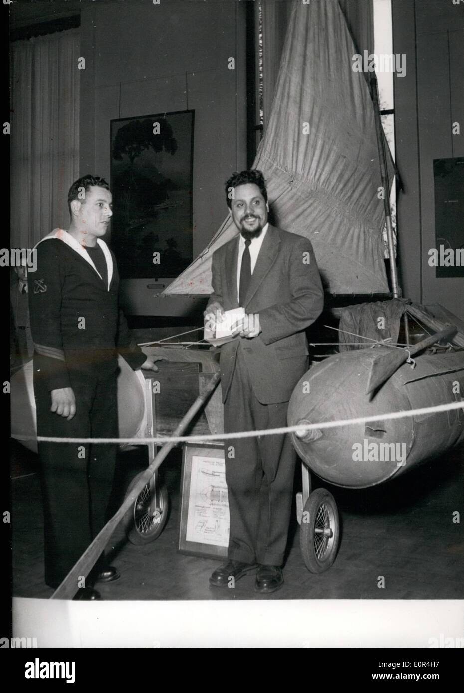 Mar 03, 1958 - navigatore solitario mostra zattera A PARIGI MUSEO DELLA MARINA DR. Bombardare, francese navigatore solitario NO.2 è visto qui prima della sua famosa serie ''HERETIQUE'' che ora è stato mostrato a Parigi, al museo della marina. Foto Stock