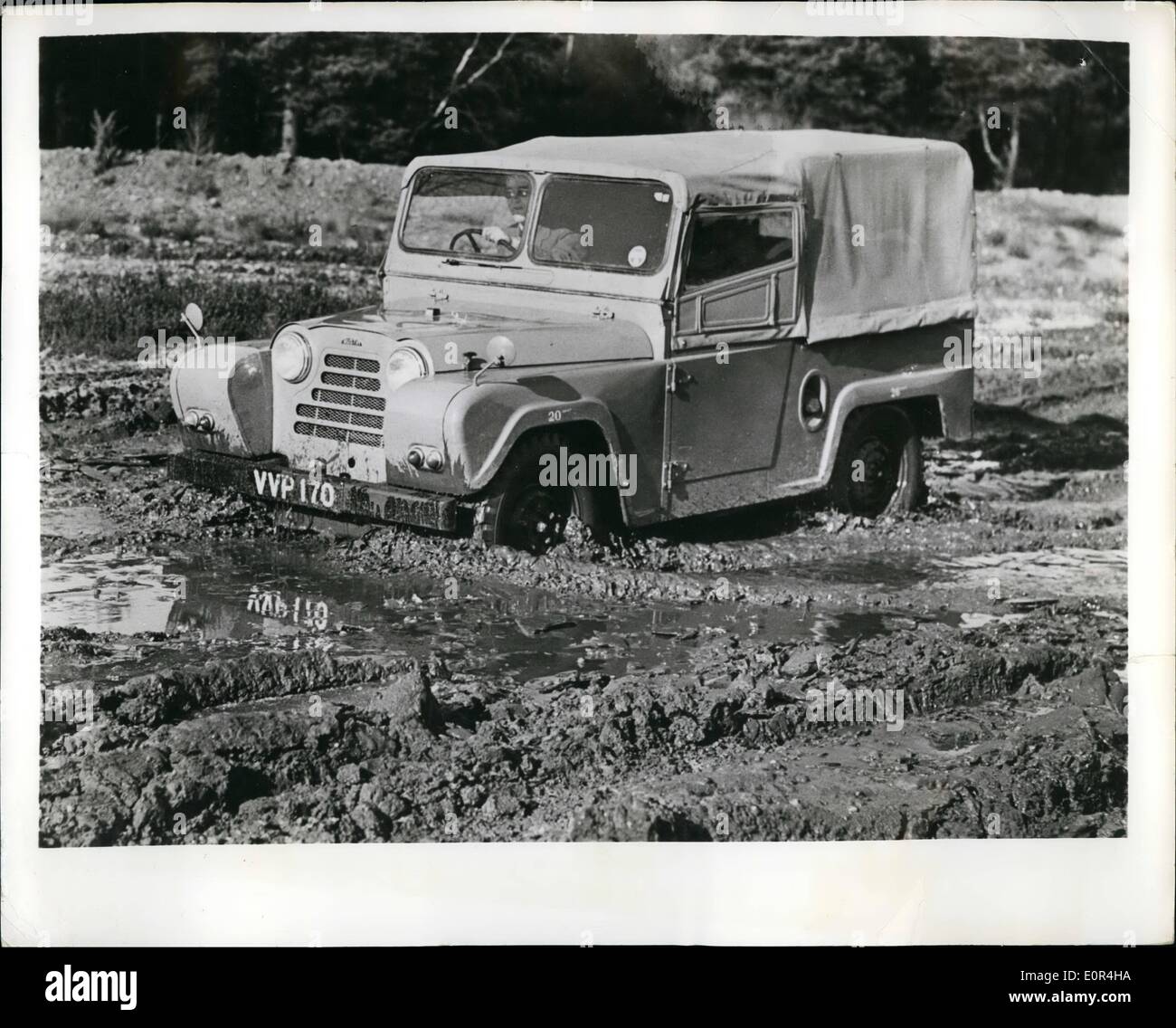 Mar 03, 1958 - Arctic-To-Pole trasporto: il British Gipsey è un 8-orientata veicolo che secondo i suoi produttori britannici possono andare ovunque tra l'equatore e poli.Powered by appassire di un gas o di un motore diesel a quattro ruote azionato, si presenta a tutto tondo di gomma indipendenti di sospensione (la necessità né la lubrificazione né manutenzione), un antiruggine corpo in acciaio e rivestito in plastica cofano. Non ci è stanza per 9 persone di tre persone e quasi 24 cu. ft di bagagli e. Essa dispone di una gamma di 420 miglia su un pieno di gas.La foto mostra la Austin Gipsey tenta un fangoso di dimostrazione delle sue prodezze Foto Stock