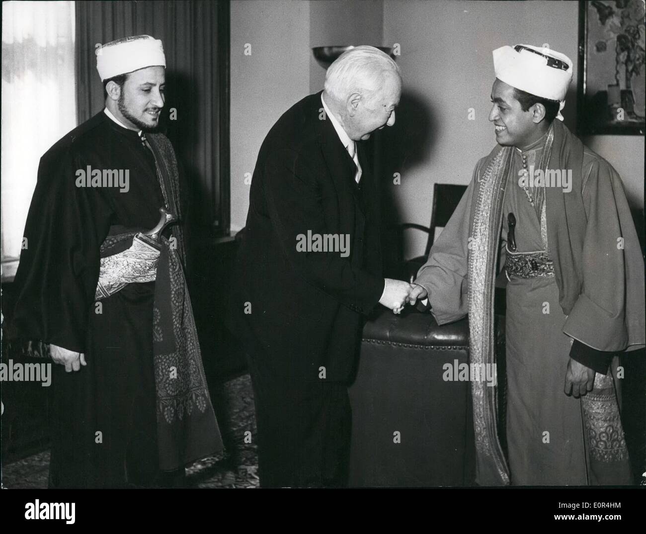 Mar 03, 1958 - Il Principe Saif ul-Islam Abdurrahman a Marzo 24, 1958 stava facendo la sua visita di cortesia al Presidente della Confederazione. Il Principe è un fratello del re dello Yemen ed è intenzionato a rimanere per due anni in Germania, al fine di studiare la politica e l'economia. La foto mostra: da sinistra a destra: la carica d'affaires dello Yemen a Bonn Abadany (Abadany), il Presidente Federale il professor Theodor Heuss (professore Theodor Heuss) e pinrce Saif ill-Islam Abdurrahman. Foto Stock