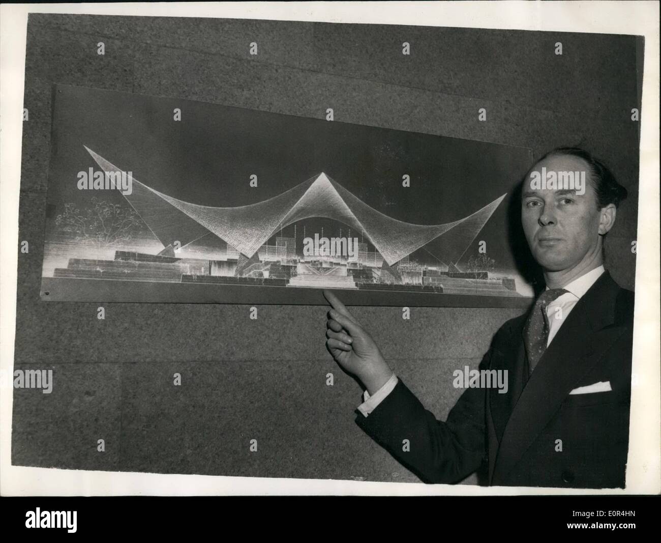 03 marzo 1958 - progettazione architettonica vincitrice di un premio: Uno studio di architetti londinese, Raglan Squire and Partners, ottiene un premio di 1.850 e 427.000 contatti per costruire un memoriale a Karachi a Jinnah, il fondatore del Pakistan, in una competizione contro 60 concorrenti provenienti da 17 paesi. Il design è opera di uno dei progettisti dello staff dello studio, il signor Robert B. Roberts. La foto mostra il signor Robert B. Roberts visto con il suo design vincente, oggi a Londra. Foto Stock