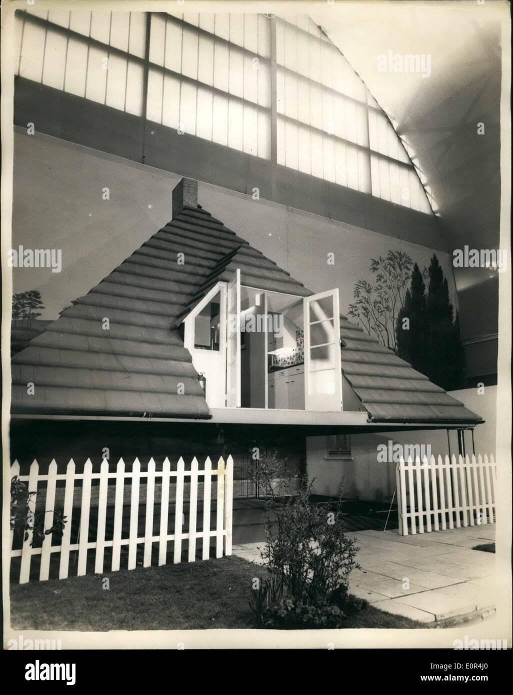 Mar 03, 1958 - Ideal Homes Exhibition a Olympia il tedesco ha effettuato Ã¢â'¬Å"Roof casa.: Foto mostra uno degli unici presenta a Foto Stock