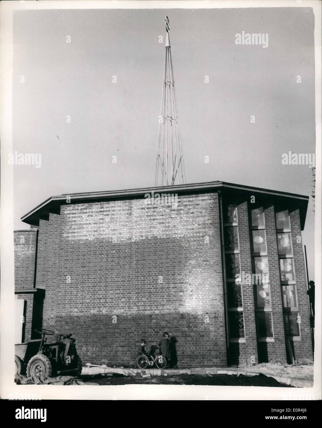Mar 03, 1958 - sobborgo di Londra la moderna Chiesa appena completata per un costo di 8.000: piccola basilica di San Pietro sorge la chiesa a pianta ottagonale appena Foto Stock