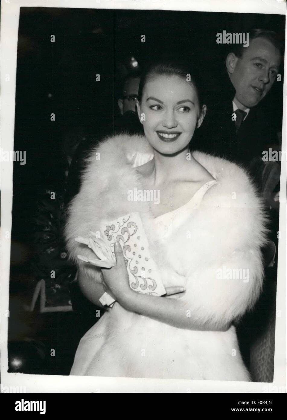 Febbraio 02, 1958 - Omaggio a Jack Buchanan.: Theatreland paga il suo tributo alla fine Jack Buchanan con un mezzanotte matinée di Norman sapienza commedia, ''dove il Charley''- presso il Palace Theatre, Londra, per avviare una ricerca sul cancro in fondo questo nome. La Duchessa di Kent è stato presente ,e molti stage e schermo stelle erano lì. Mostra fotografica di Janette Scott raffigurata sul suo arrivi per il matinée. Foto Stock