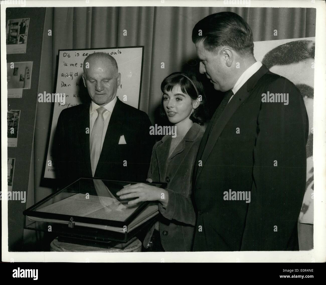 Febbraio 02, 1958 - La rivista Cover Girl scelto! Per la riproduzione di piombo nel film " Il Diario di Anne Frank'': diciottenne americano "cover girl' Millie Perkins è stato scelto per svolgere il filo nel film di Hollywood ''Il Diario di Anne Frank''.. La pellicola TIR è a stella ad Amsterdam nel marzo .. Millie è stata scelta da 10,225 ricorrenti per la parte. Mostra fotografica di Millie Perkins con George Stevens (produttore) e Albert Hackett che con sua moglie - ha scritto la storia originale - visto con l'originale del diario di Anne Frank - durante la Hollywood pre-filmare il ricevimento. Foto Stock