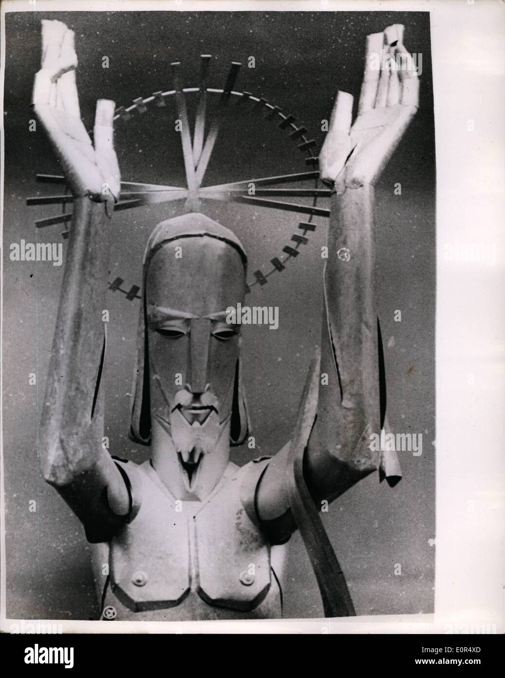 Mar 03, 1958 - il Cristo - in alluminio sorge sopra mostra di Bruxelles: vista dell'alluminio Cristo - il quale è posto in posizione in corrispondenza del padiglione del Vaticano a Bruxelles mostra internazionale con la quale si apre in aprile. La statua - che raffigura la risurrezione è da 58 anni Czsch nato scultore Arthur Fleischmain, che ha vissuto a Londra per dieci anni. È il pezzo centrale di un murale che copre 1.000 piedi quadrati. Il resto del murale è ins Foto Stock