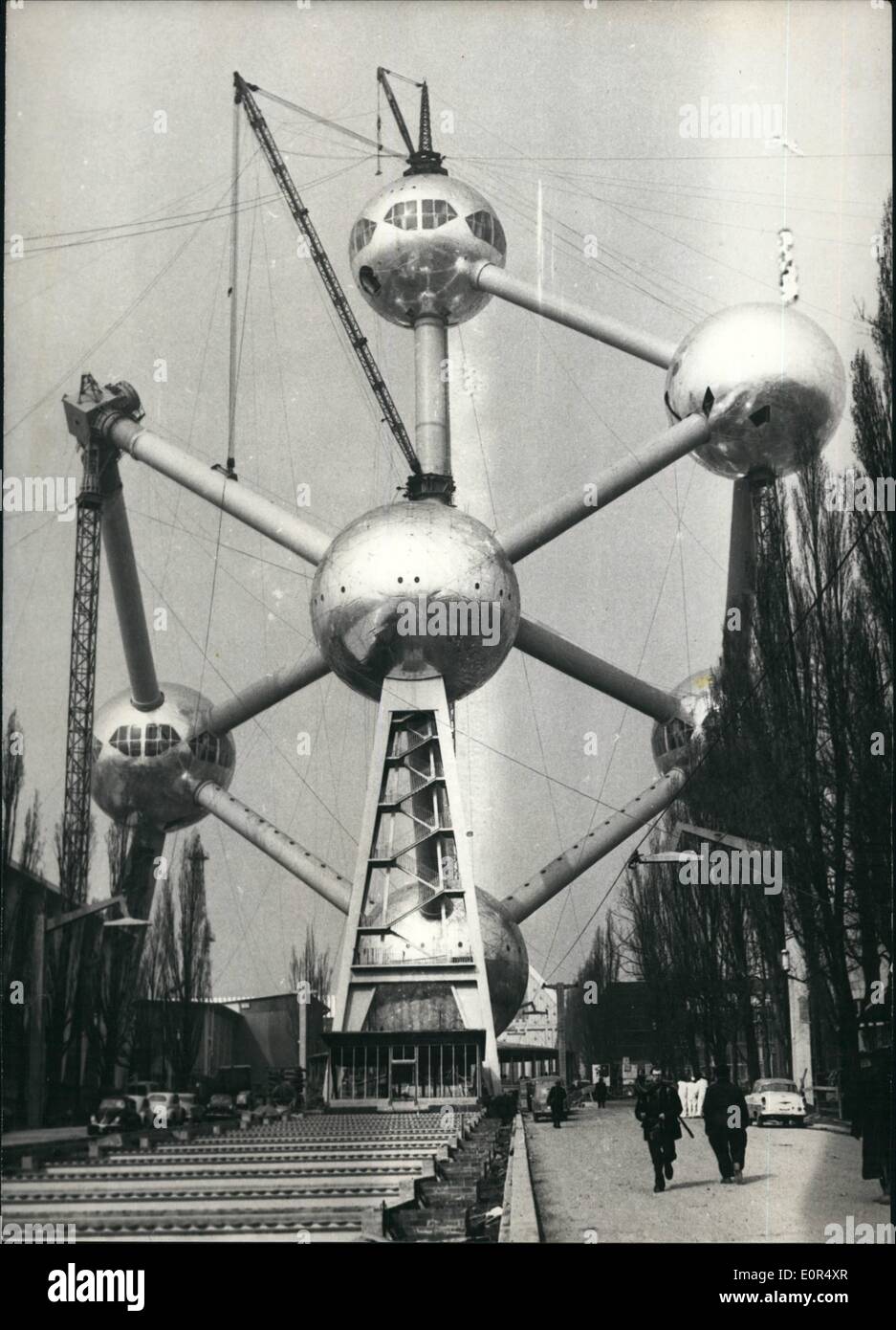 Mar 03, 1958 - Bruxelles fiera mondiale per aprire in aprile: i preparativi per l'apertura di Bruxelles fiera mondiale sono in fase di completamento. La foto mostra l'Atomium, una delle attrazioni della fiera. Foto Stock