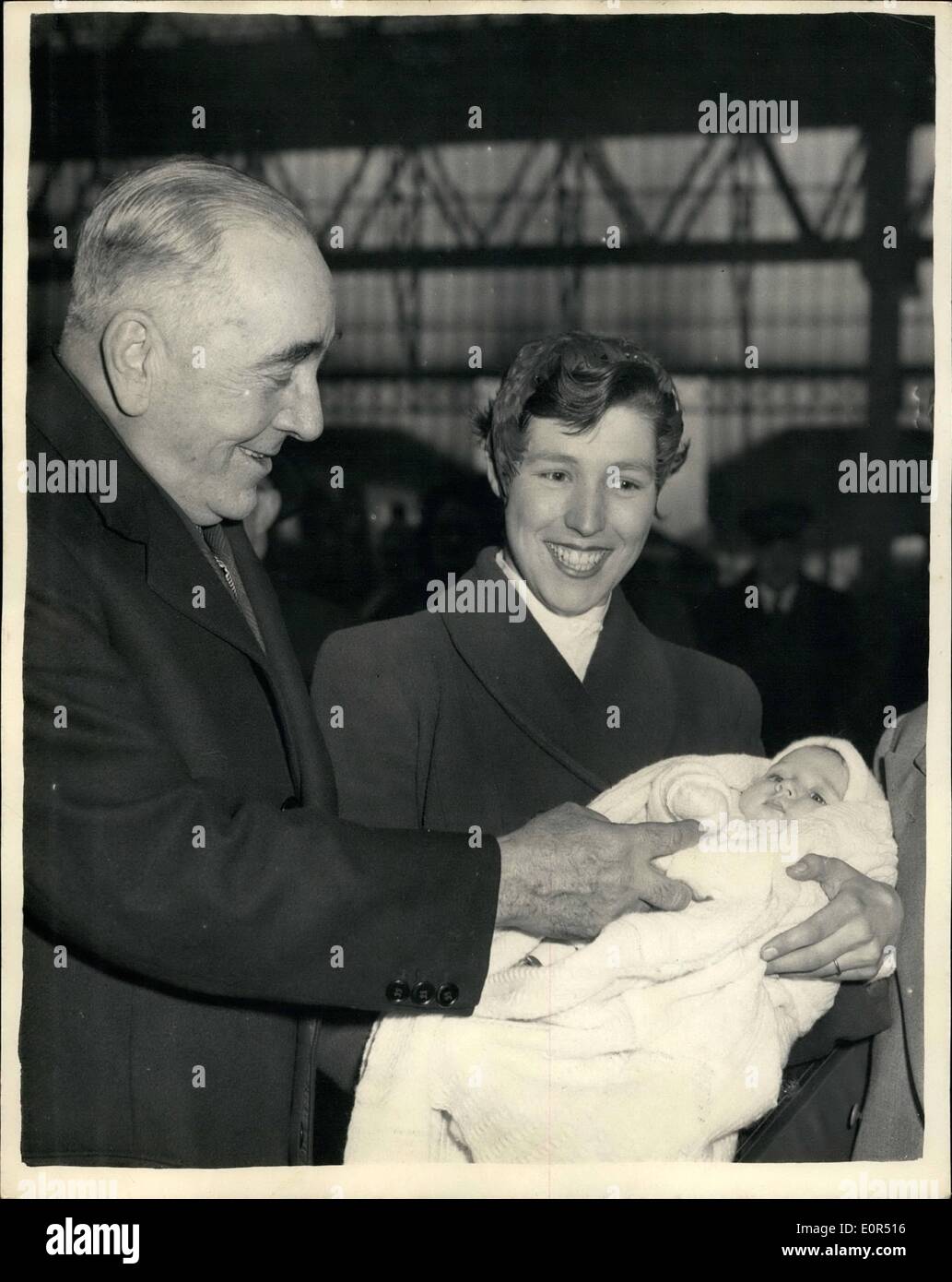 Mar 03, 1958 - sponsorizzato famiglie emigrare in Australia. Alto Commissario dice addio... sessanta due famiglie sponsorizzato dal Rotary Organizzazione in Australia - sinistra Waterloo questa mattina per la camicia Orsova sul modo per una nuova vita in Australia. Keystone Foto Mostra: Sir Eric Harrison l Alto commissariato australiano - dice addio al più giovane emigrante oggi - tre mesi Rachel Anne la figlia della sig.ra Ian Burgess di Buckhurst Hill, Essex... Il sig. e la Sig.ra Burgess e il bambino sono sul modo di Melbourne. Foto Stock