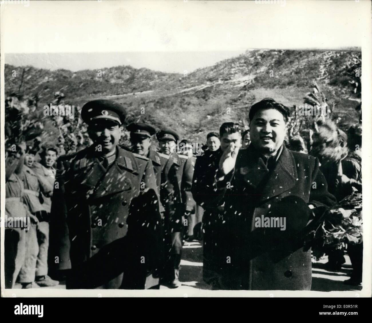 Mar 03, 1958 - Le truppe Cinesi lasciare la Corea. Il primo ministro Kim II Sung (destra) della Corea del Nord porta un grande invia - off partito per questa popolare cinese truppe di volontari guidati dal generale Yang Yung, comandante dell'esercito comunista (sinistra) , prima dell'inizio dell'evacuazione in massa dei cinesi truppe dalla Corea del Nord di recente. Foto Stock
