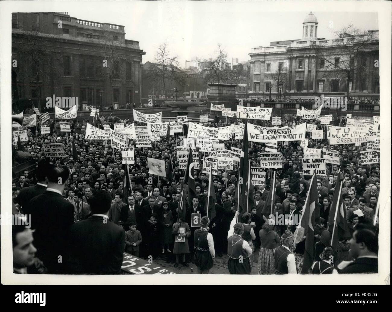 Febbraio 02, 1958 - Dimostrazione turco-cipriota Marzo a Downing Street: una dimostrazione turco-cipriota marzo ha avuto luogo oggi da Dean Street, Soho, a Downing Street, dove una petizione è stata presentata al n. 10. esigente partizione per Cipro. Un incontro più successivamente è stato tenuto in Trafalgar Square. La foto mostra una vista generale della riunione di massa in Trafalgar Square che mostra alcuni dei molti banner che sono stati portati dal dimostra. Foto Stock