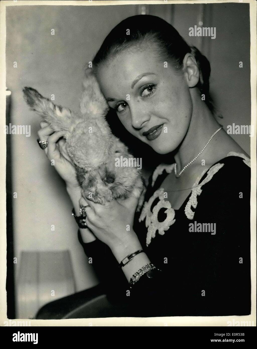 Febbraio 03, 1958 - Tedesco Prima ballerina a Londra.. Giselle Deege per apparire sulla TV commerciale: per essere visto a Londra questo pomeriggio è stato Giselle Deege 27-anno vecchio primo ballerina di Berlino e di Amburgo opere liriche, Lei è qui per la danza ''Te lo specchio di memorie' in commerciale dai ''Chelsea a nove'' mostra domani sera. Lei è il primo tedesco di stelle del balletto di eseguire a Londra sin da prima della guerra. Mostra fotografica di Giselle Deege presso il suo hotel di Londra questo pomeriggio - con la sua mascotte di coniglio ''Oscar' Foto Stock